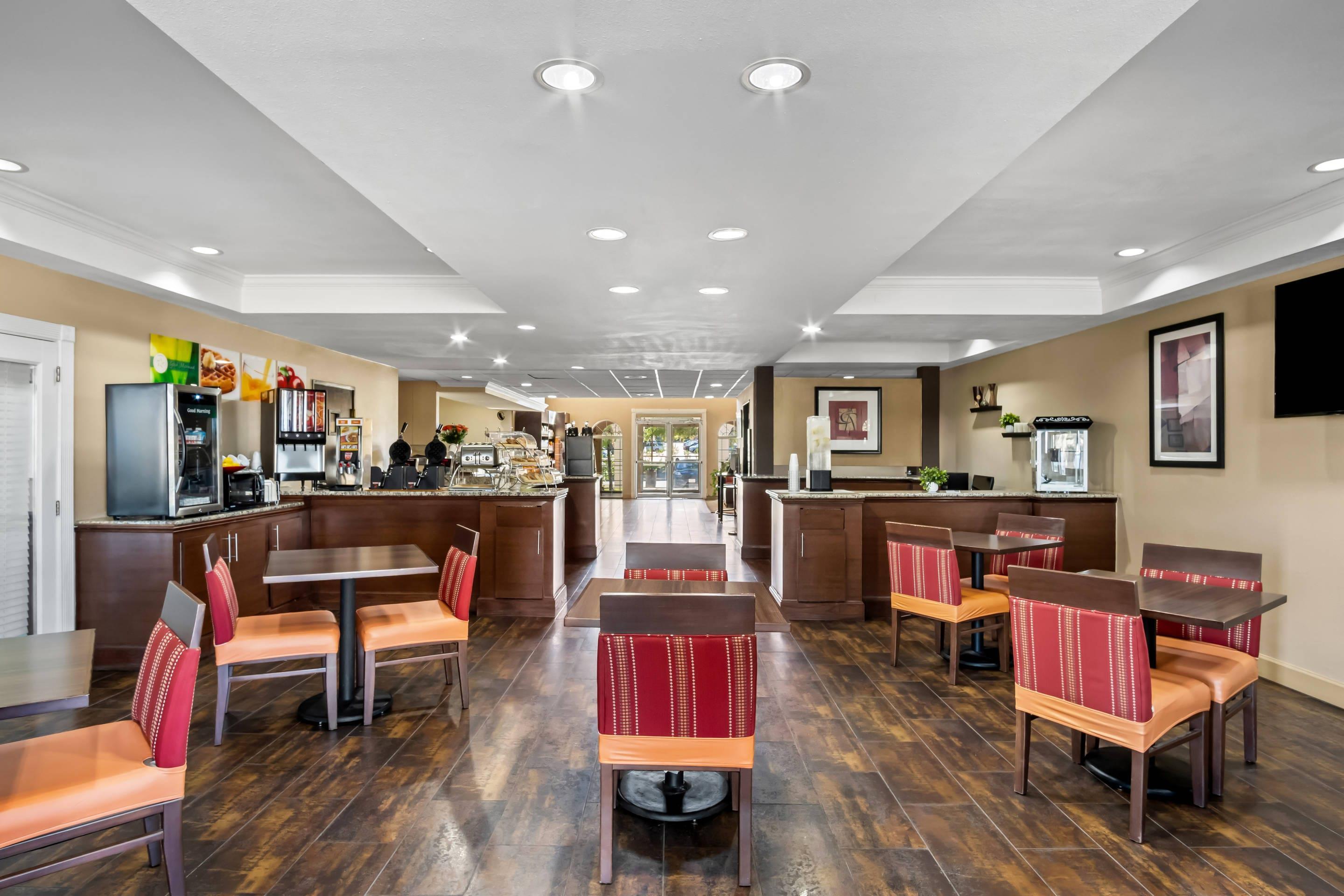 Spacious breakfast area | Quality Suites Las Colinas Center