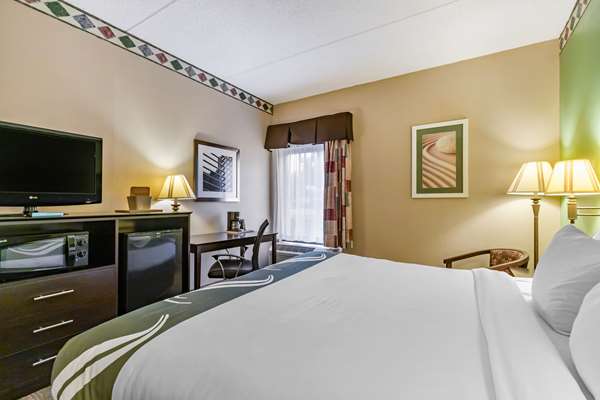  - Quality Inn Six Flags Fiesta Park San Antonio - I-10, Exit 556