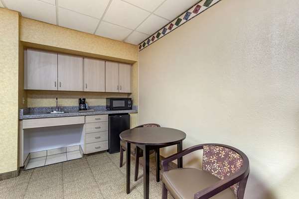Suite - Quality Inn Six Flags Fiesta Park San Antonio - I-10, Exit 556