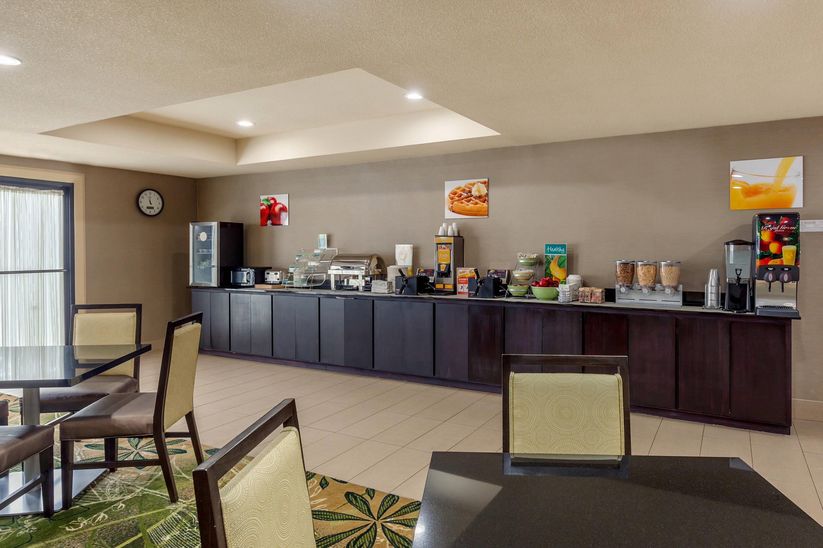 Breakfast area | Quality Suites Sherman
