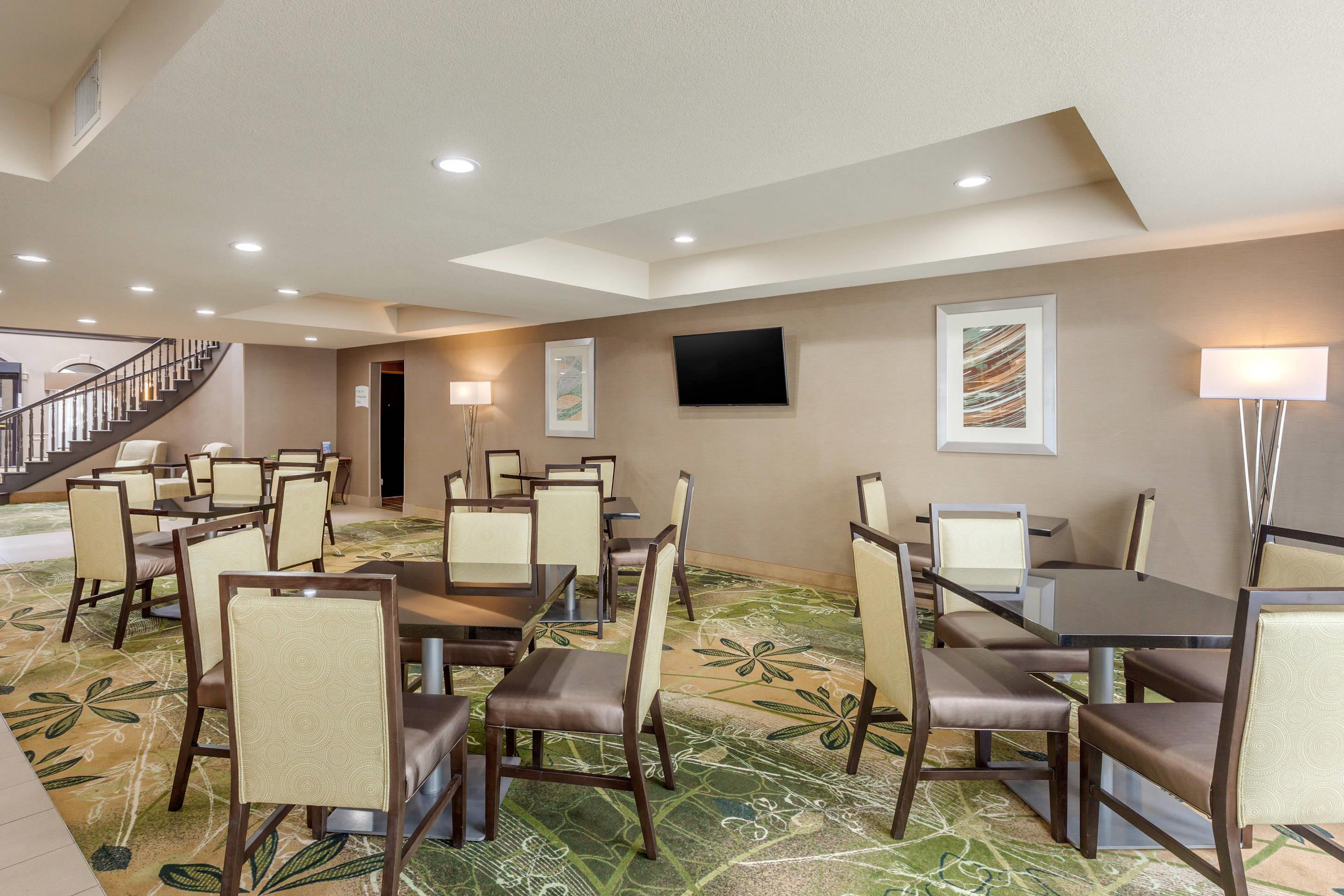 Breakfast area | Quality Suites Sherman