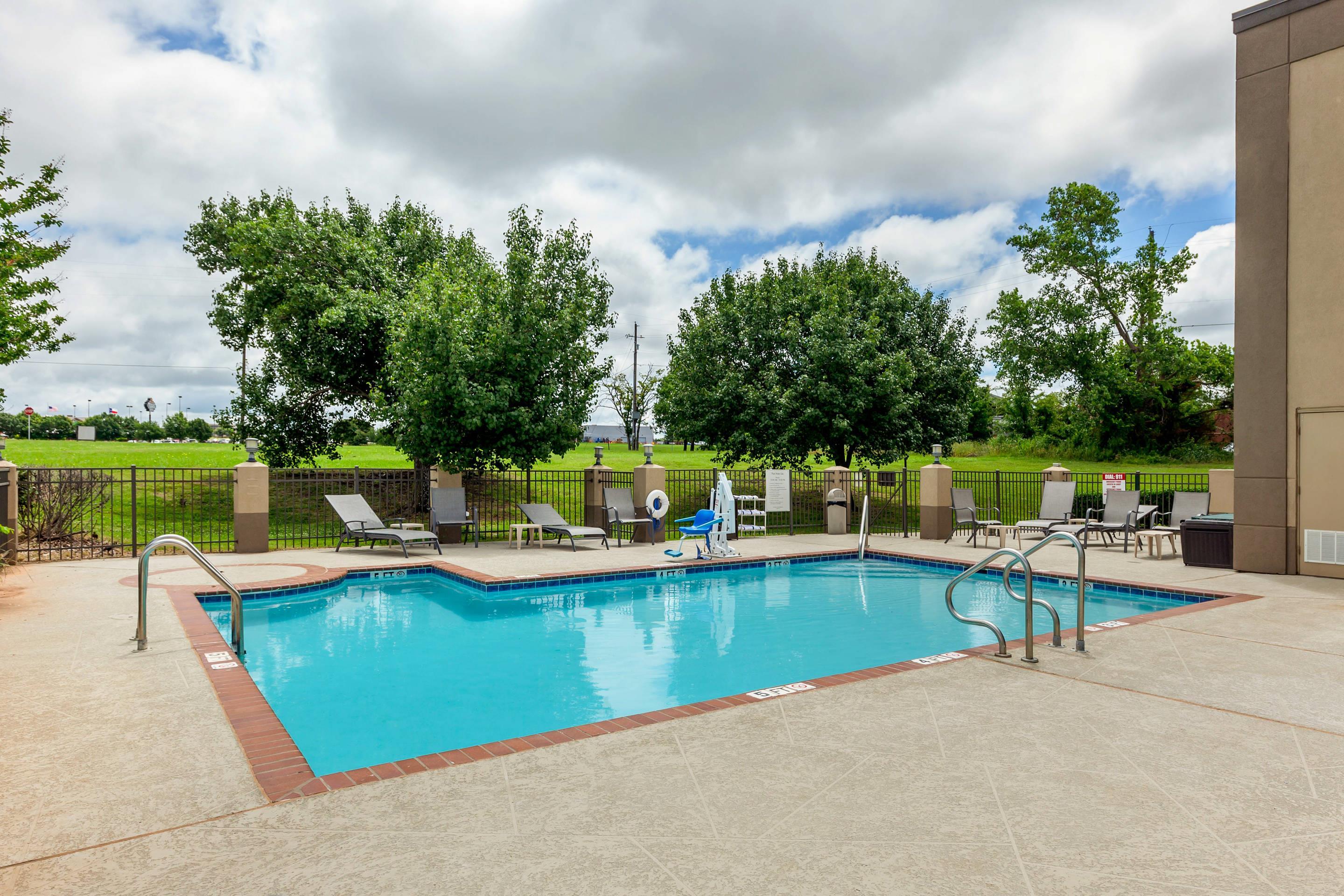 Outdoor pool | Quality Suites Sherman