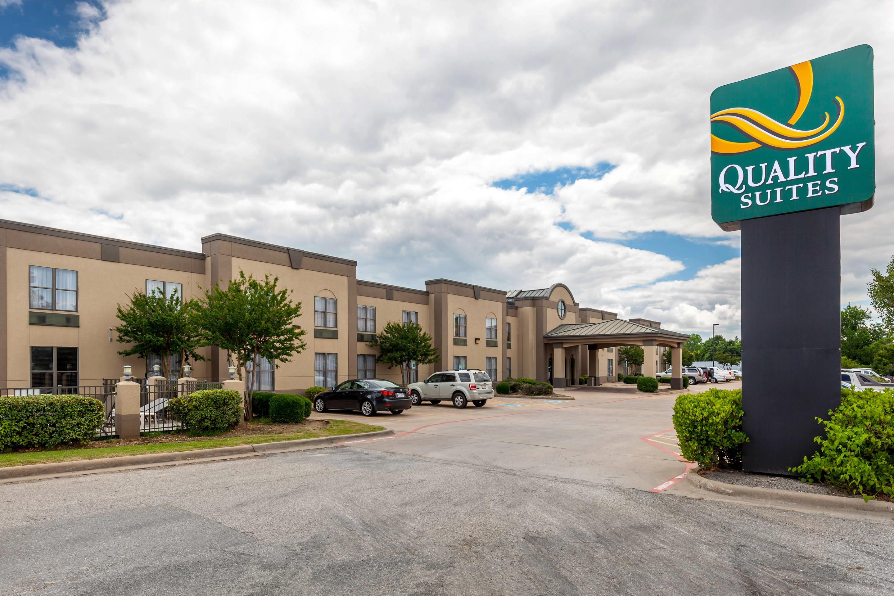 Hotel exterior | Quality Suites Sherman