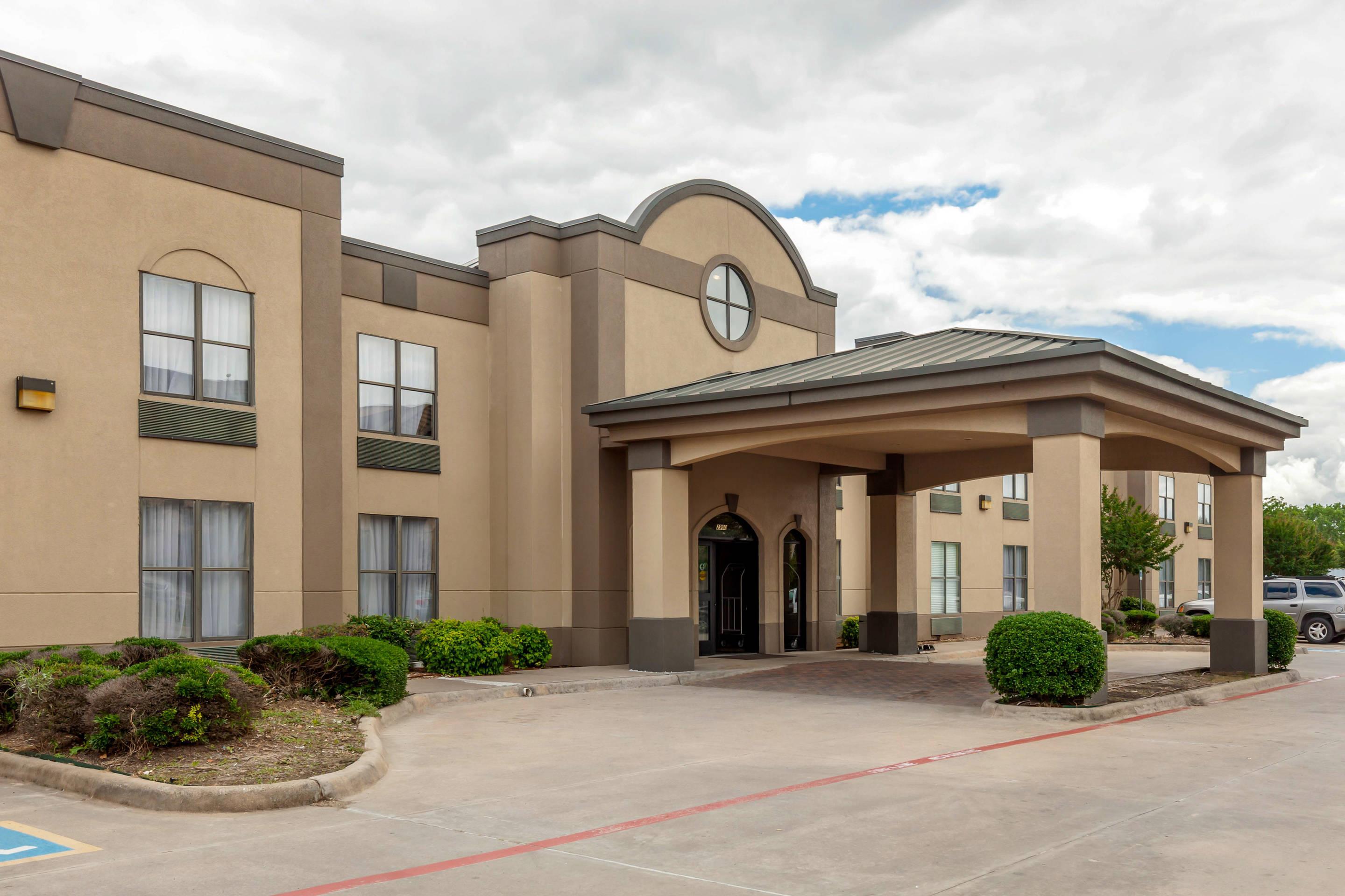 Hotel exterior | Quality Suites Sherman