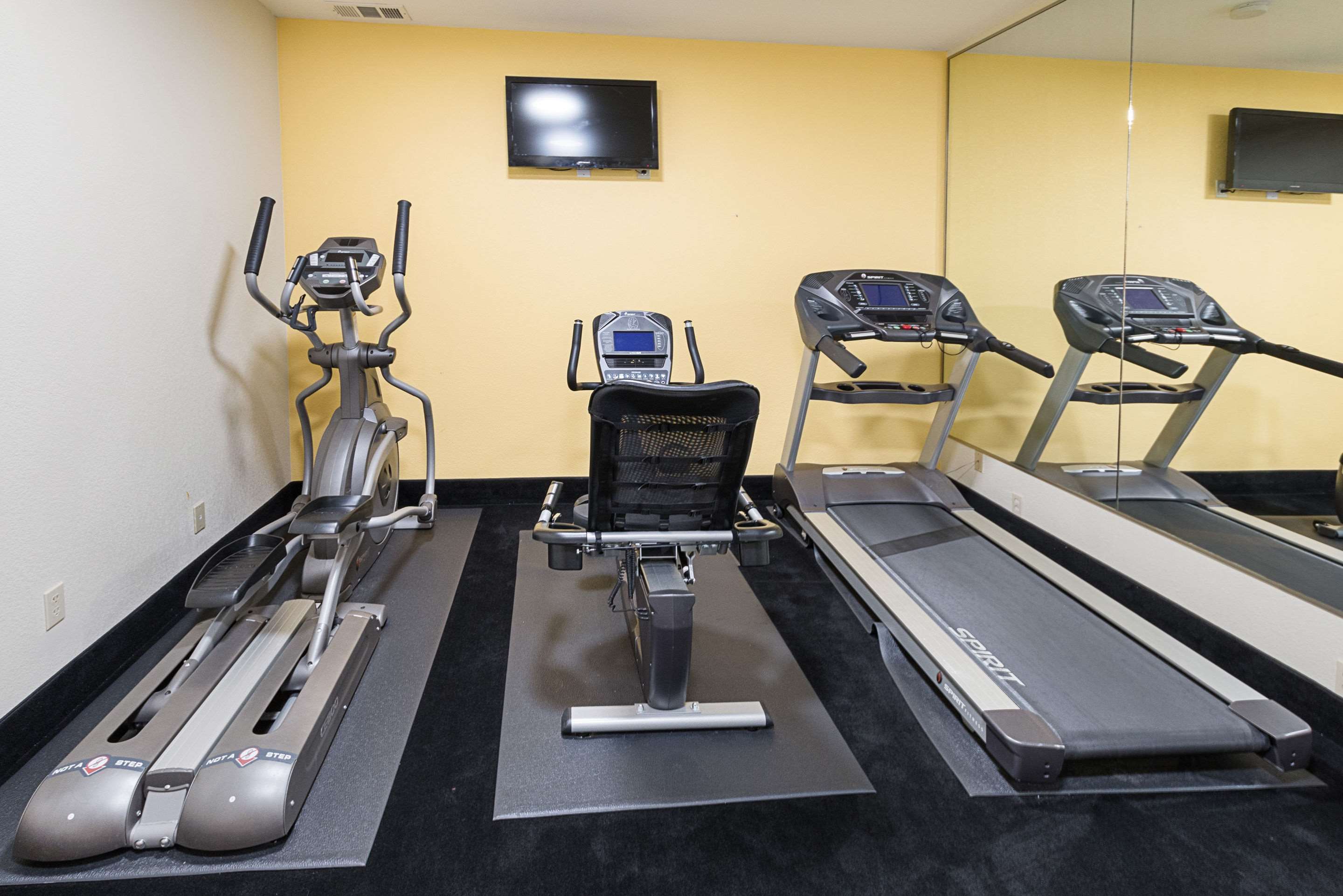 Fitness center | Quality Suites