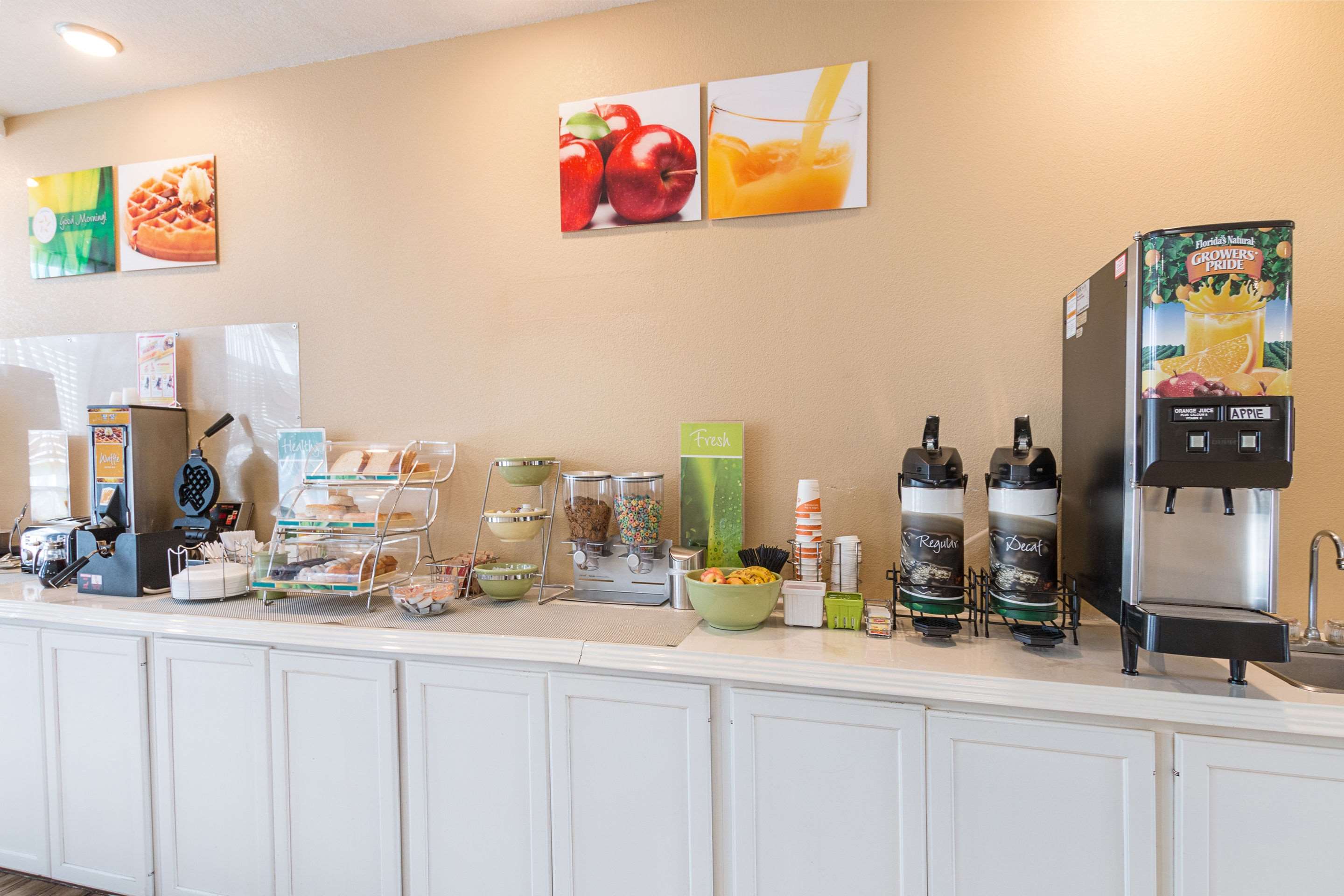 Breakfast area | Quality Suites