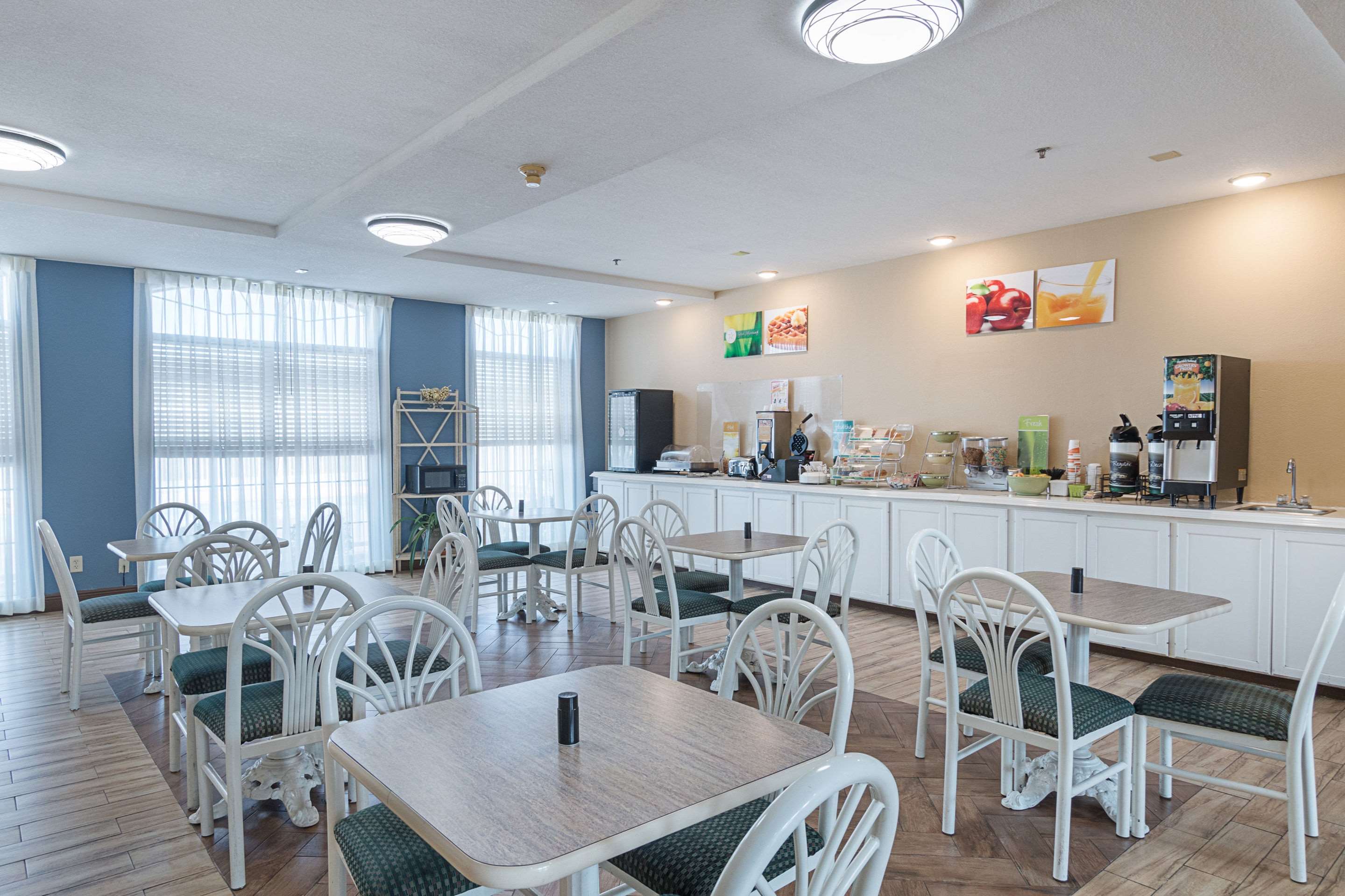 Breakfast area | Quality Suites