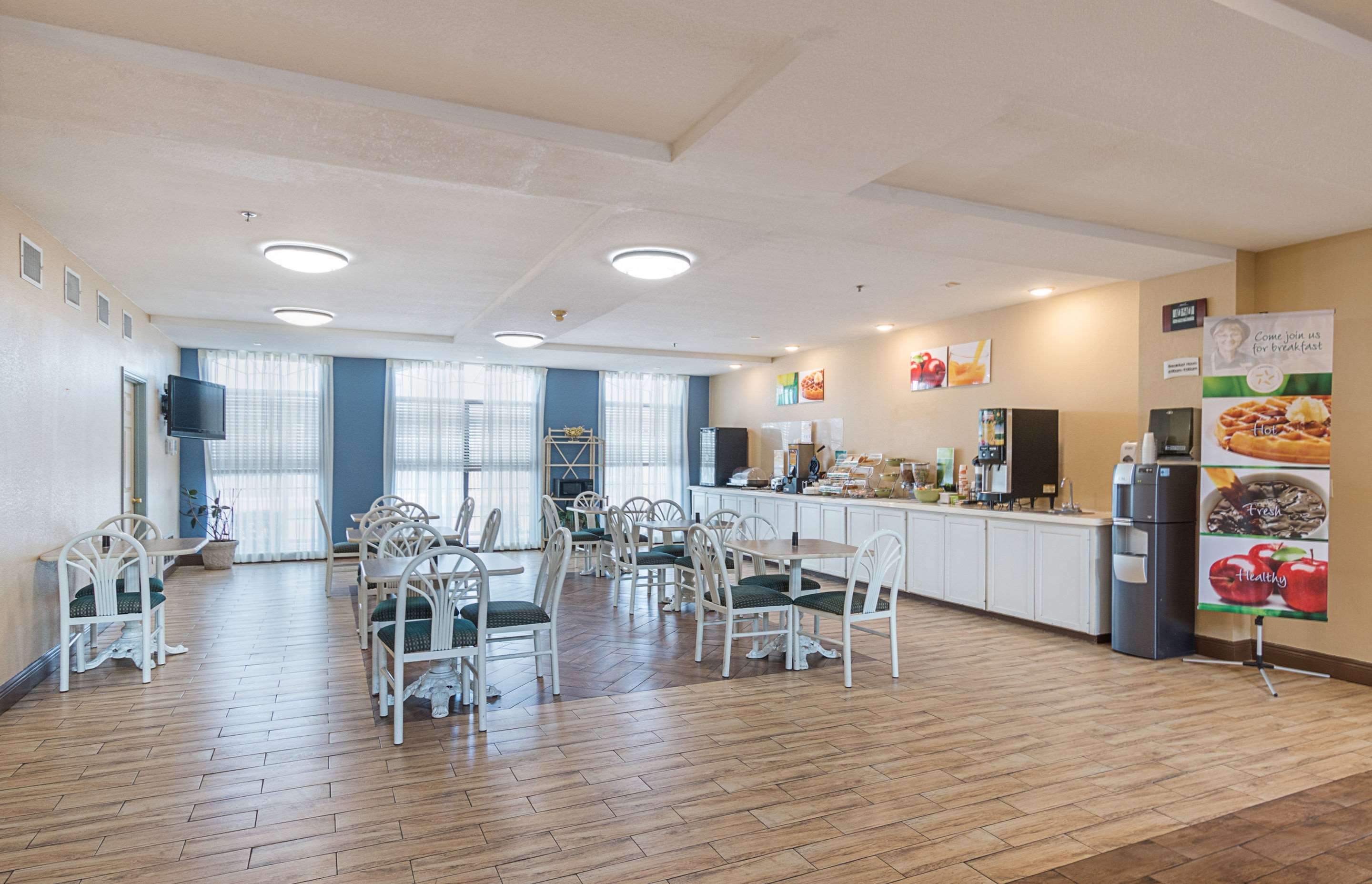 Breakfast area | Quality Suites