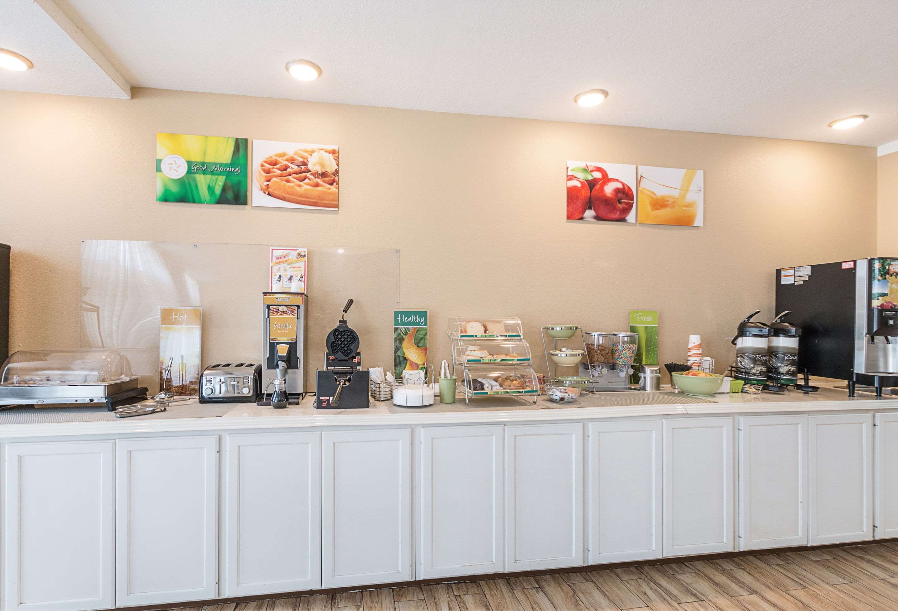 Breakfast area | Quality Suites