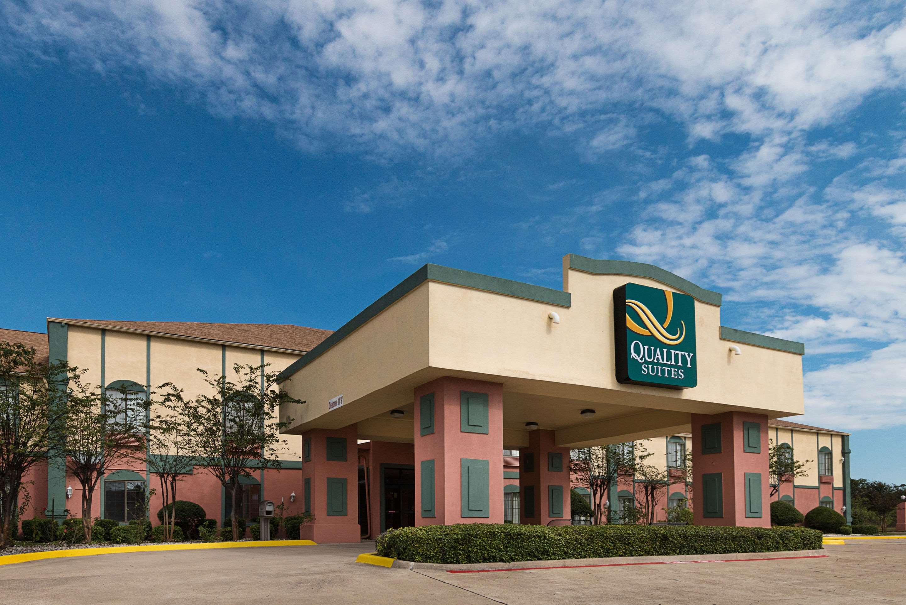 Hotel entrance | Quality Suites