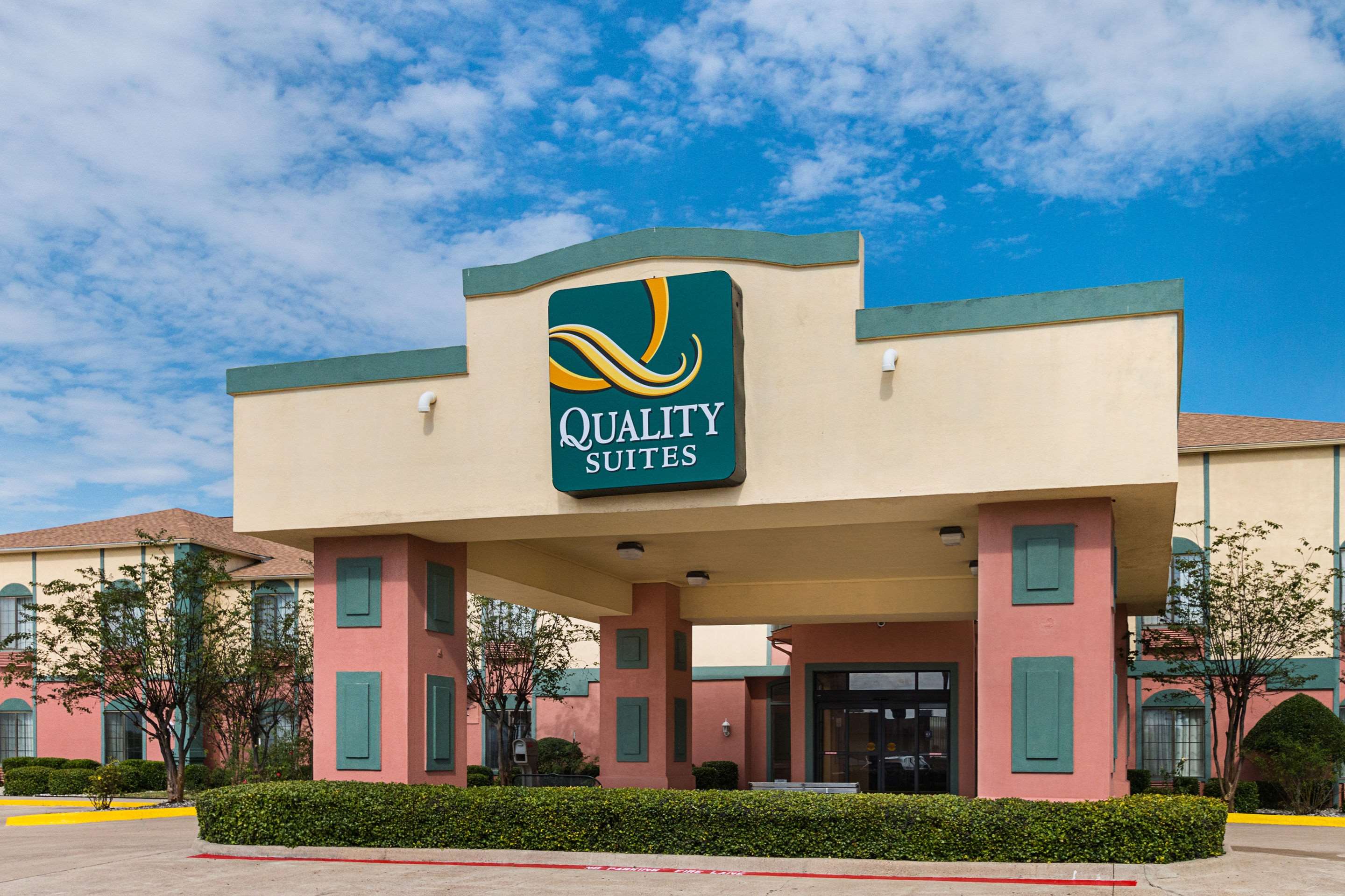 Hotel entrance | Quality Suites
