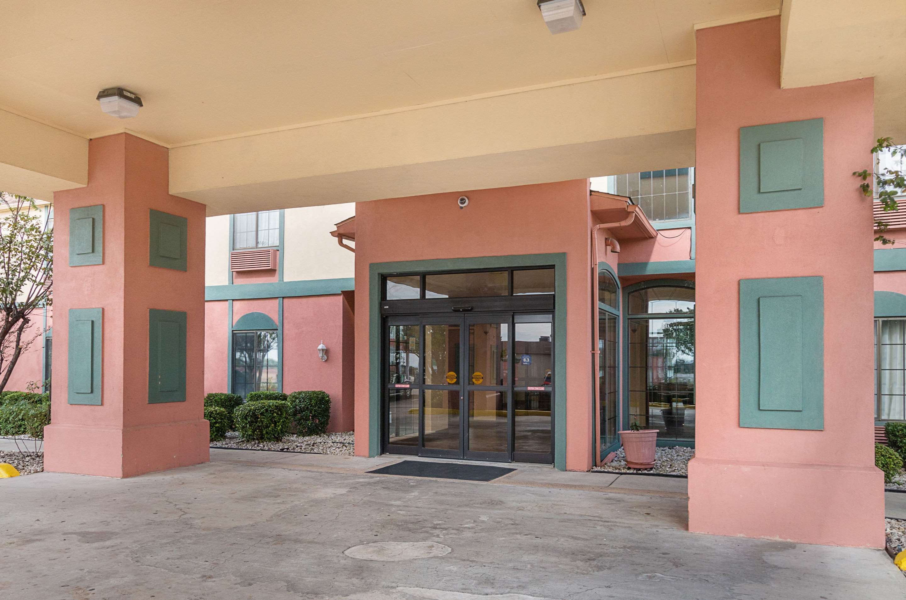 Hotel entrance | Quality Suites