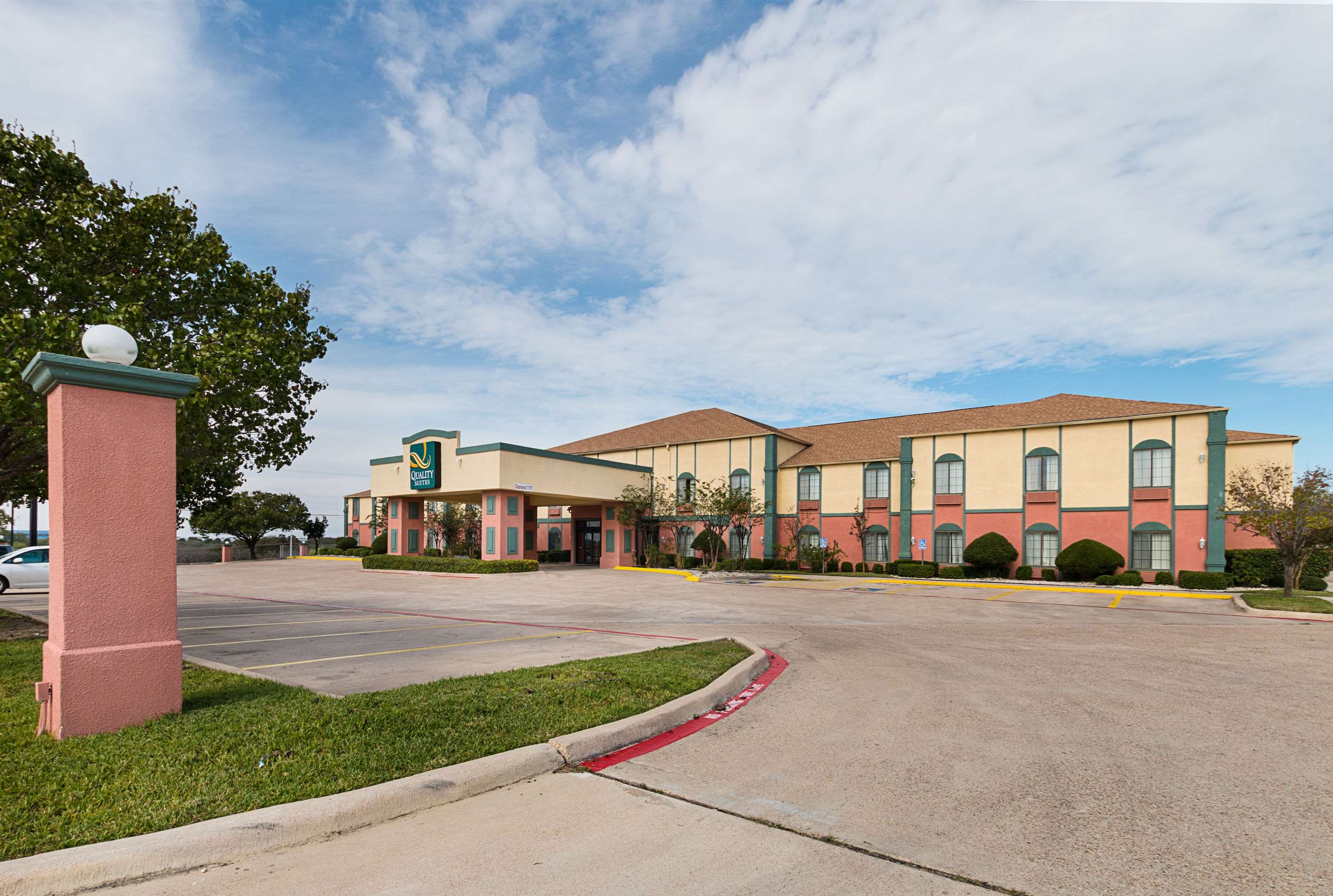 Hotel entrance | Quality Suites