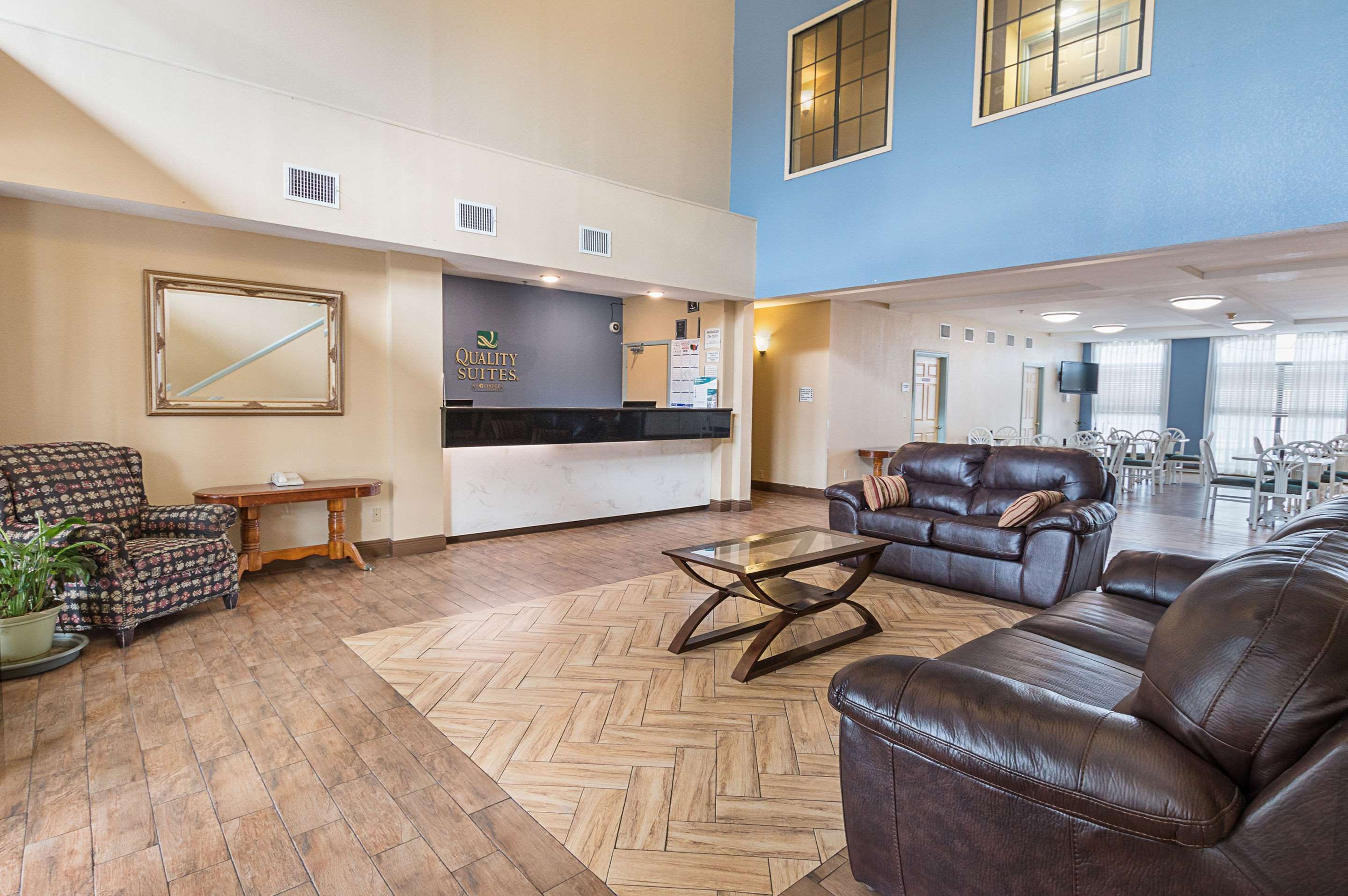 Hotel lobby | Quality Suites