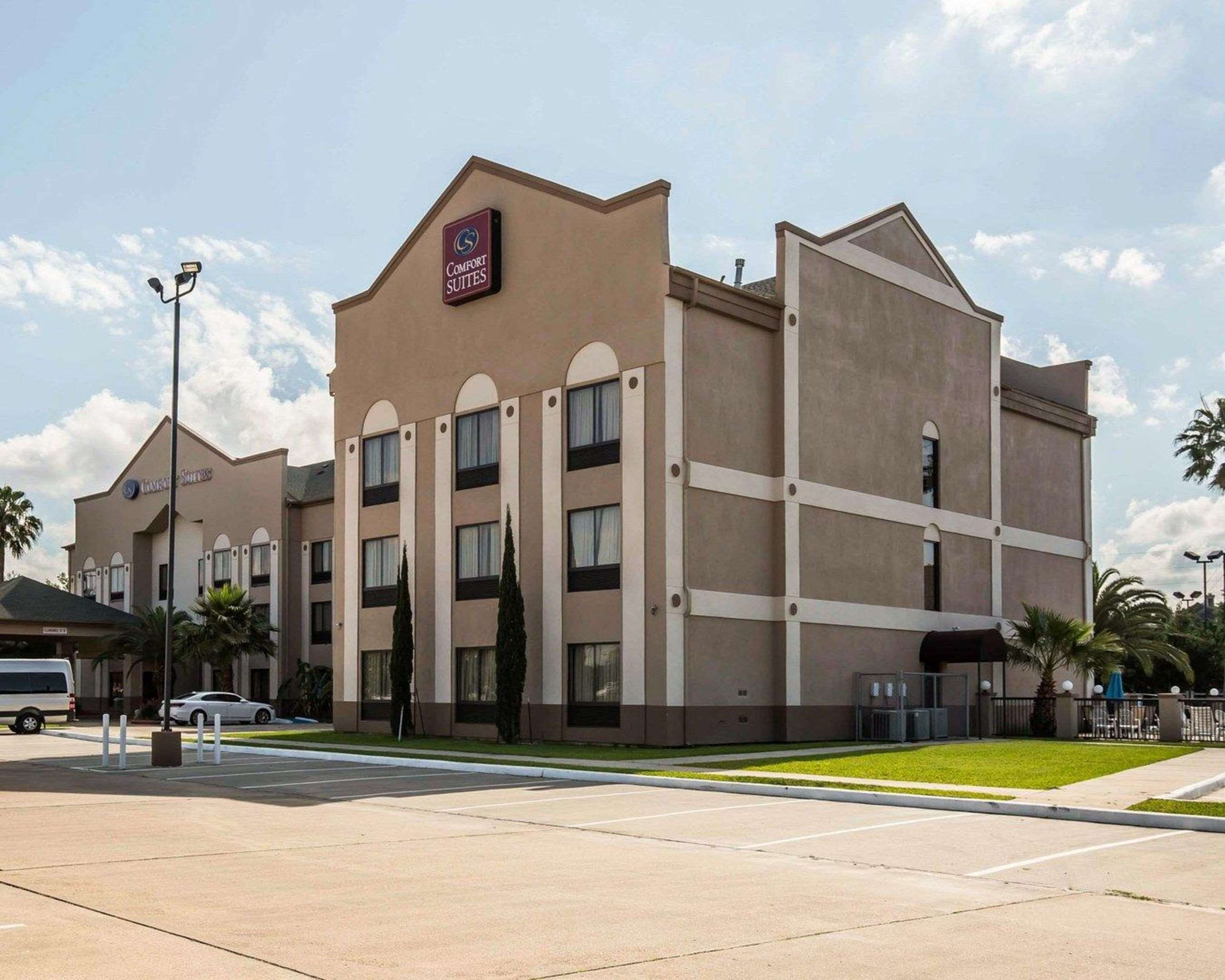 Hotel exterior | Comfort Suites Stafford Near Sugarland