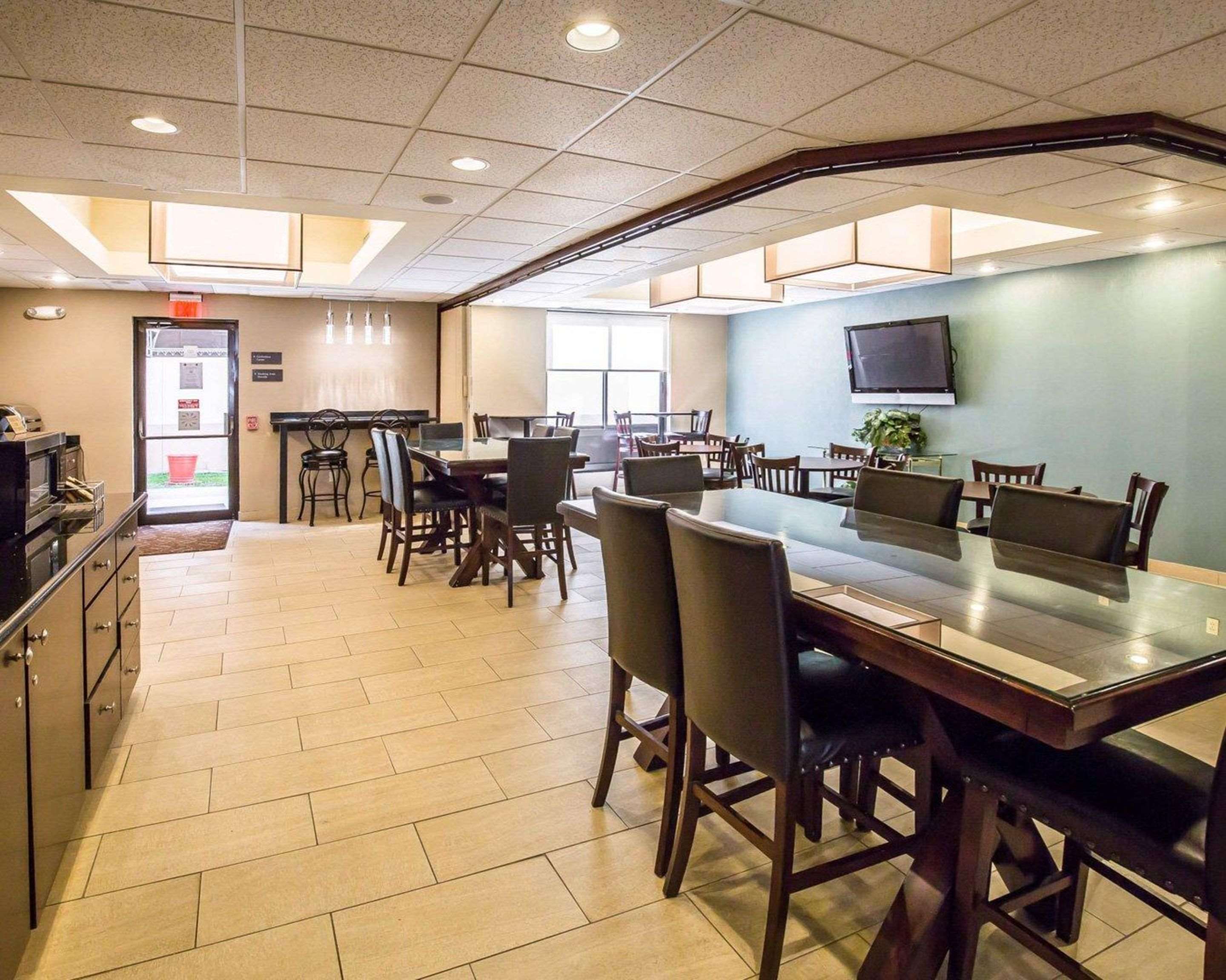 Breakfast area | Comfort Suites Stafford Near Sugarland