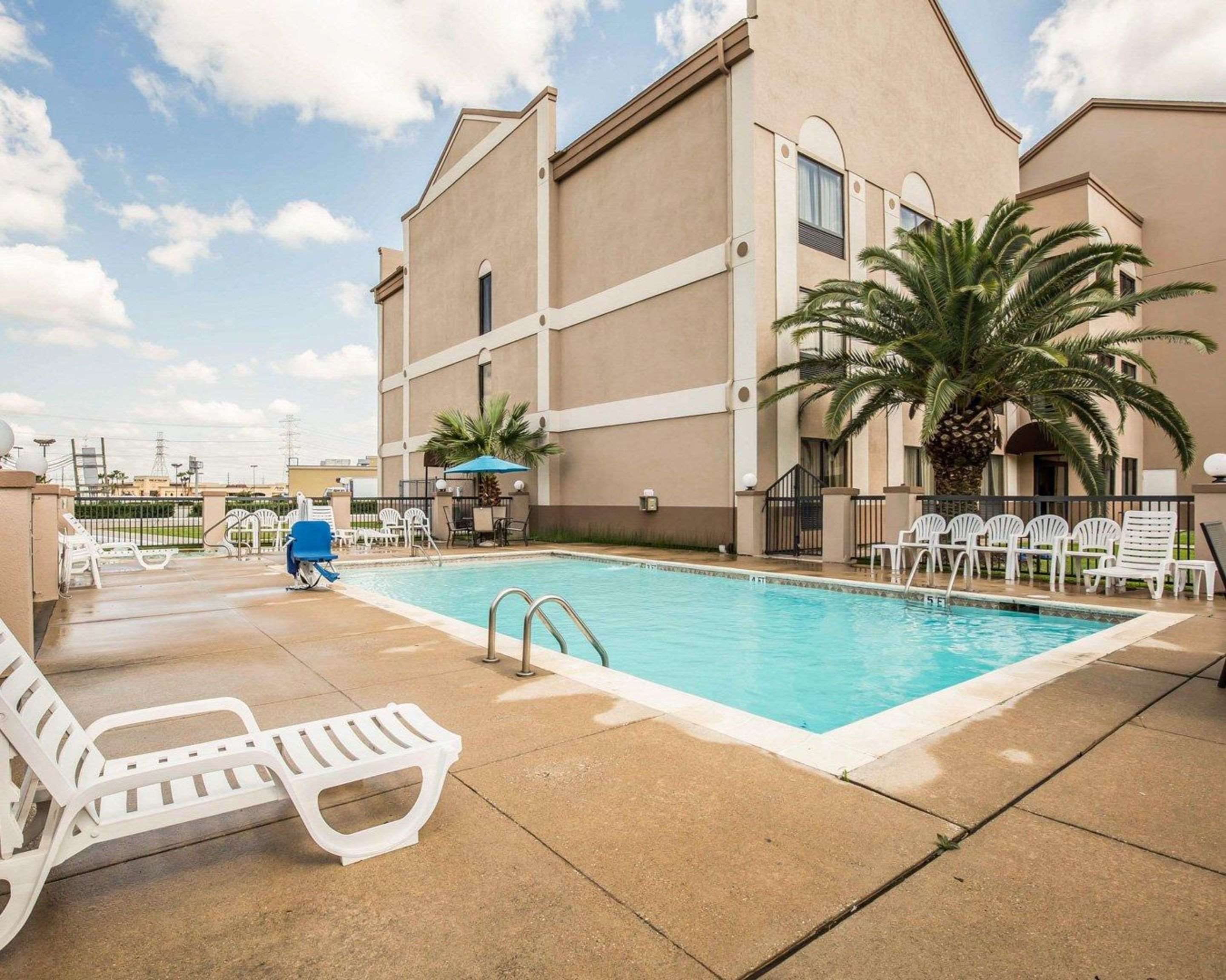Outdoor pool | Comfort Suites Stafford Near Sugarland