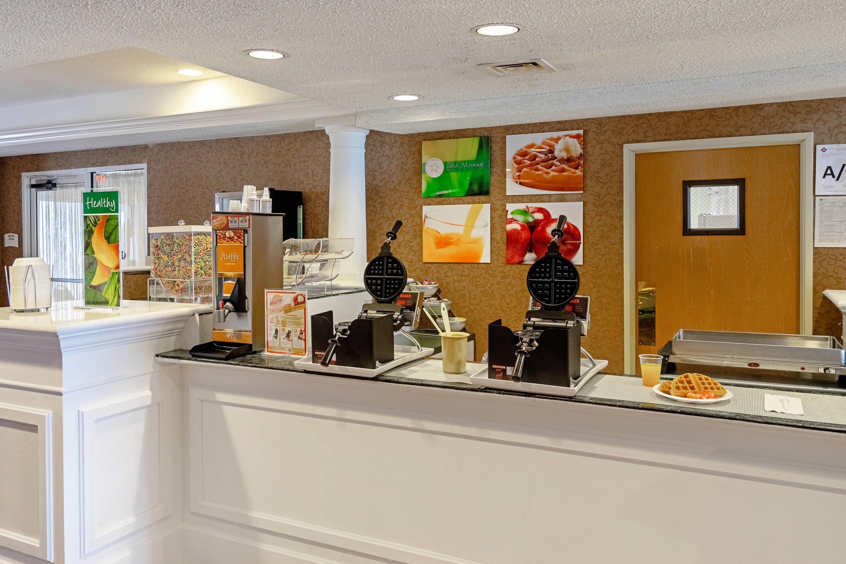 Breakfast area | Quality Suites