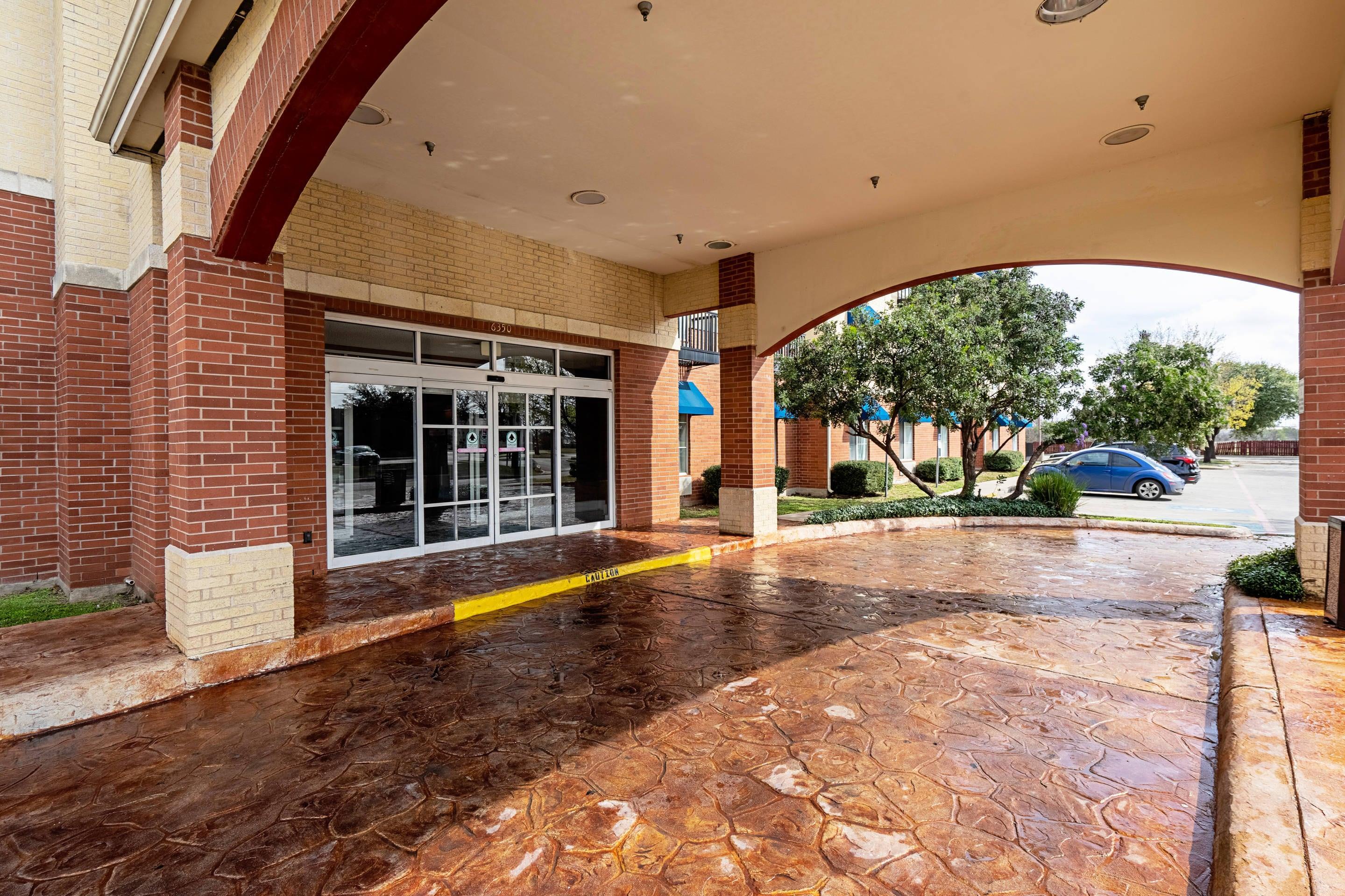Hotel exterior | Quality Suites