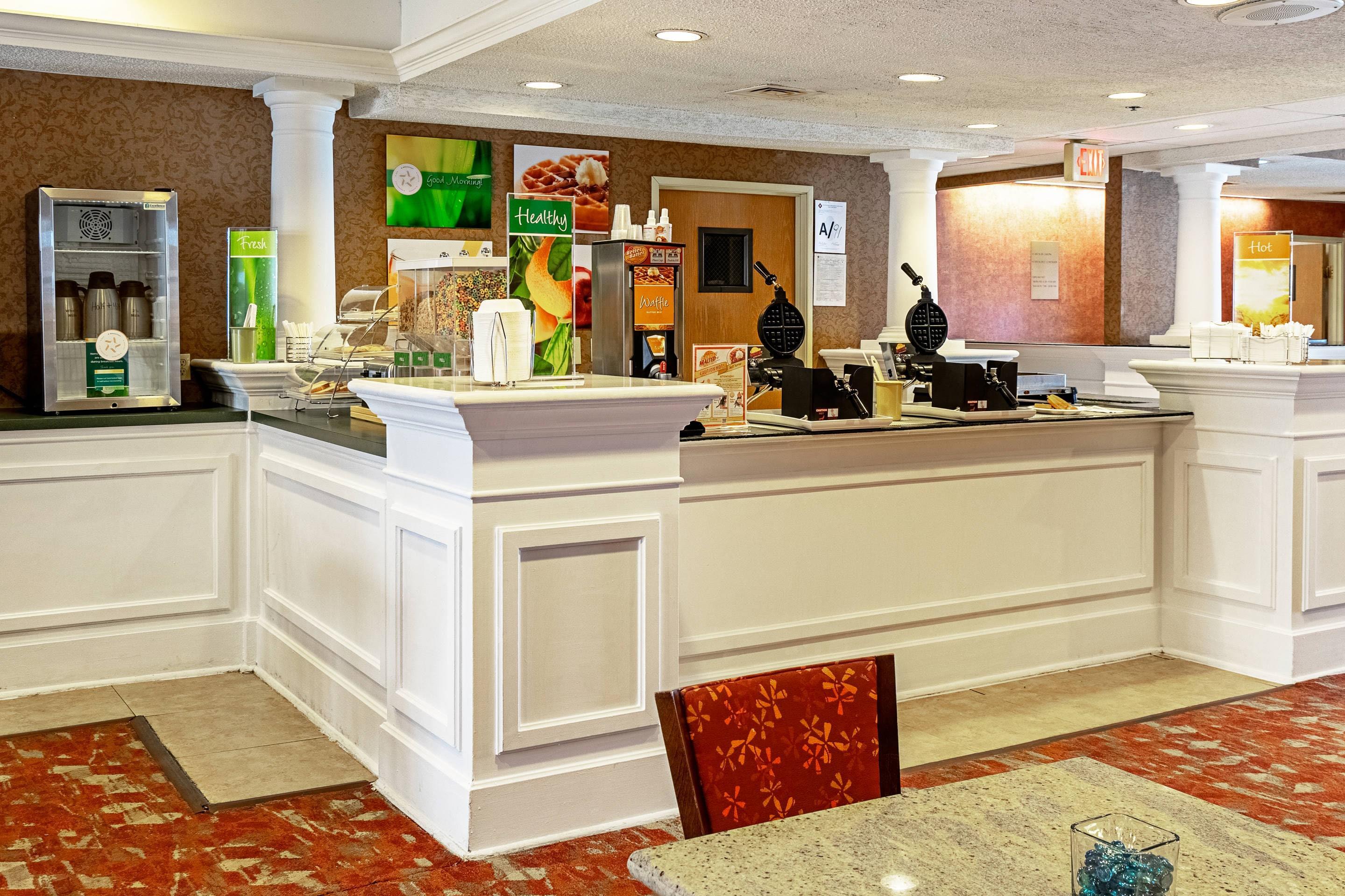 Breakfast area | Quality Suites