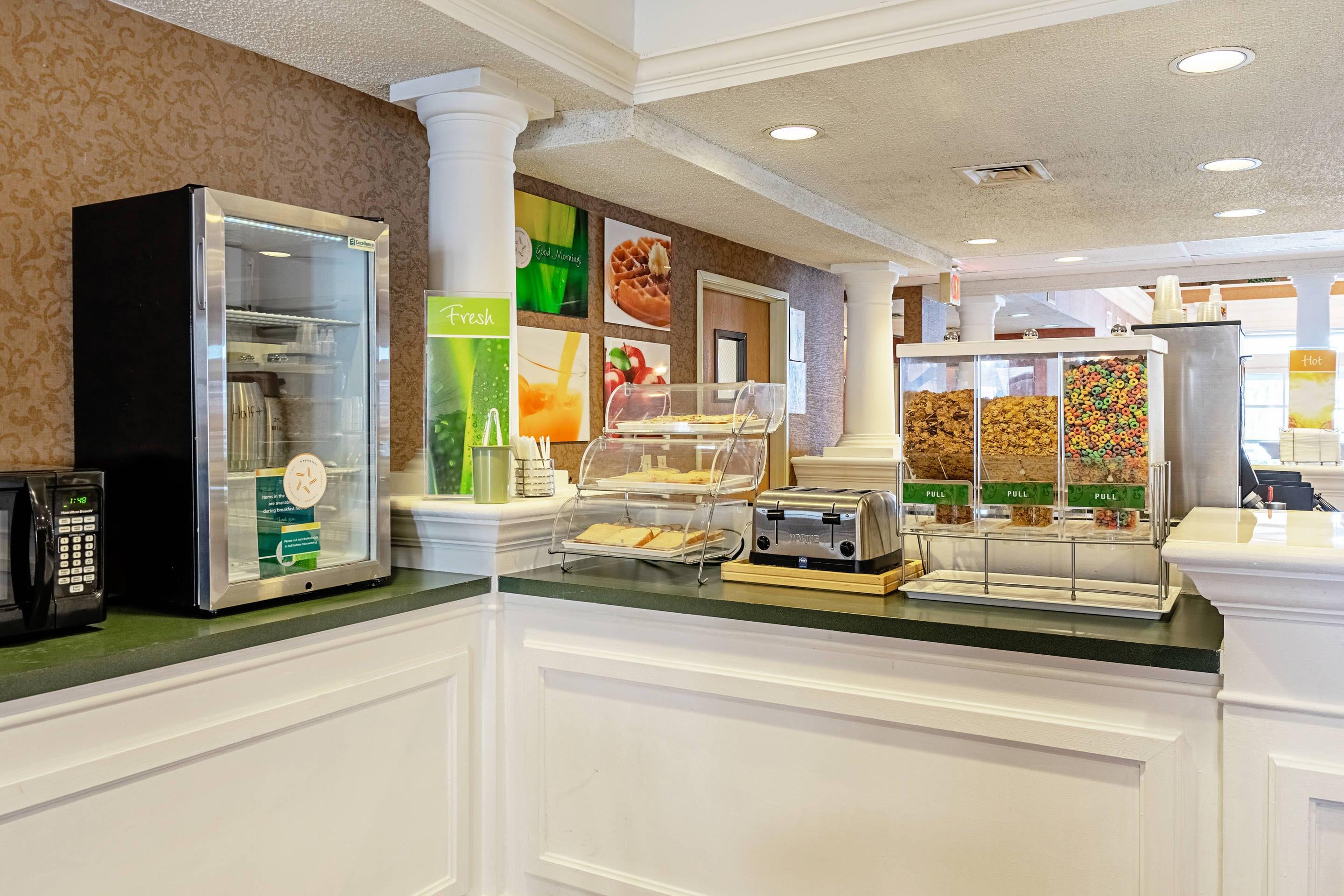 Breakfast area | Quality Suites