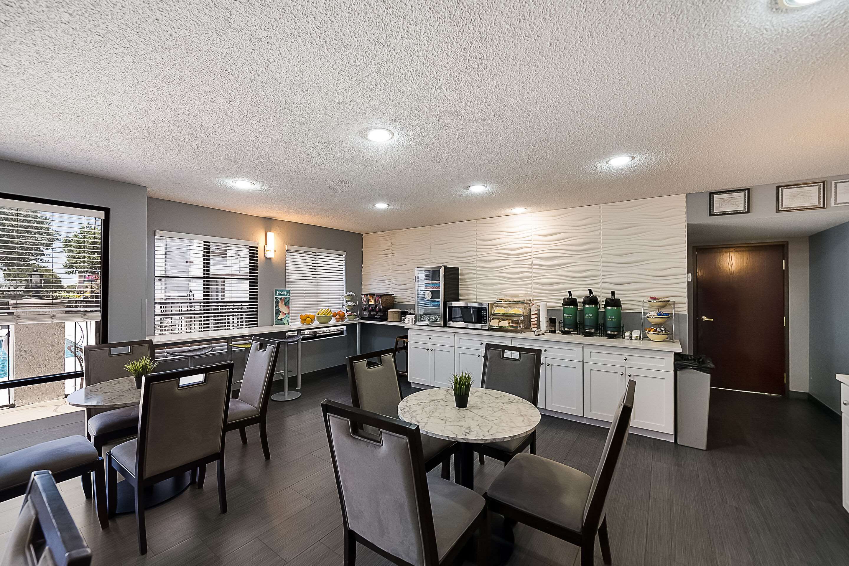 Breakfast area | Quality Inn & Suites Irving DFW Airport South