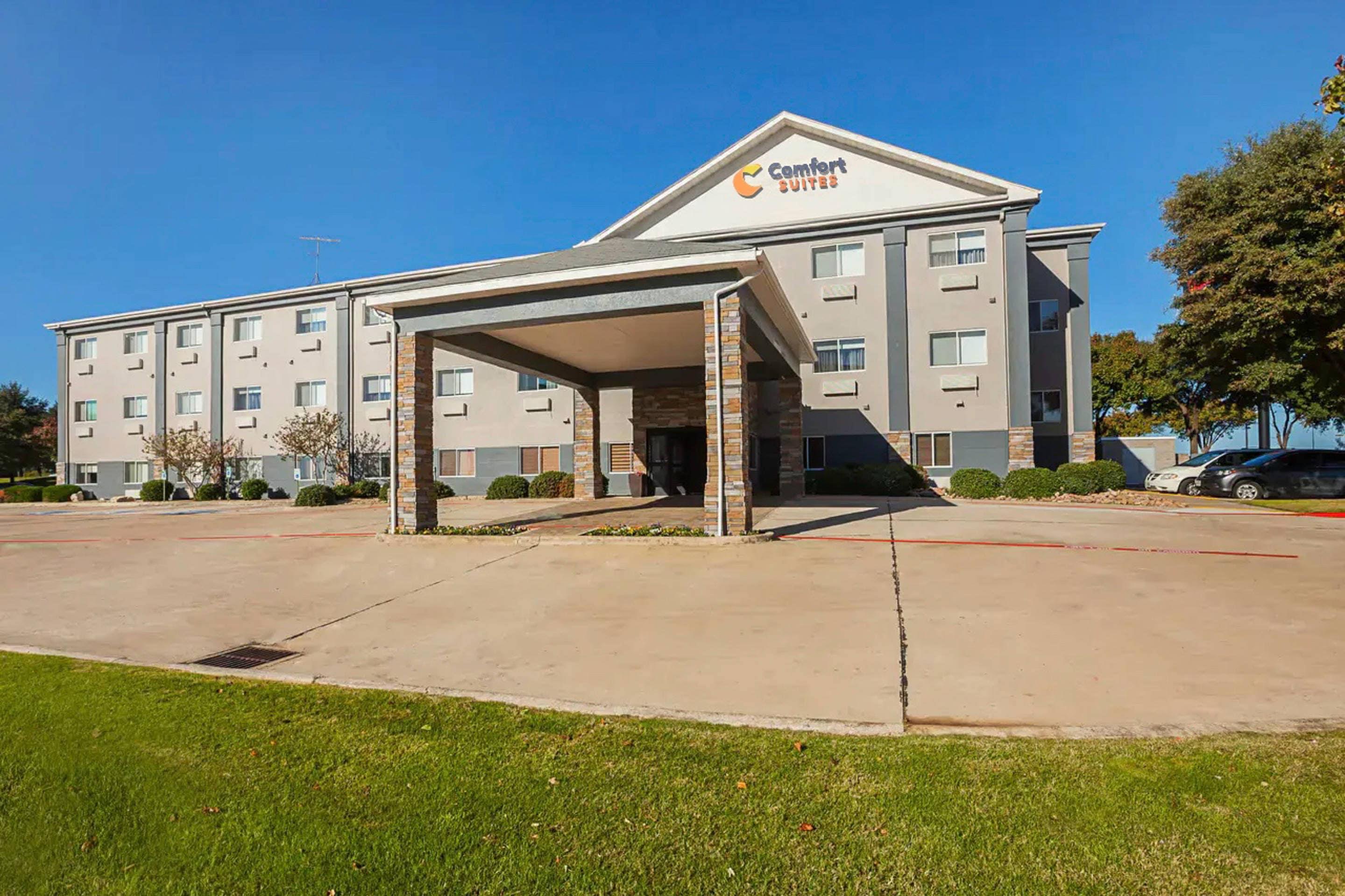 Hotel exterior | Comfort Suites Lewisville