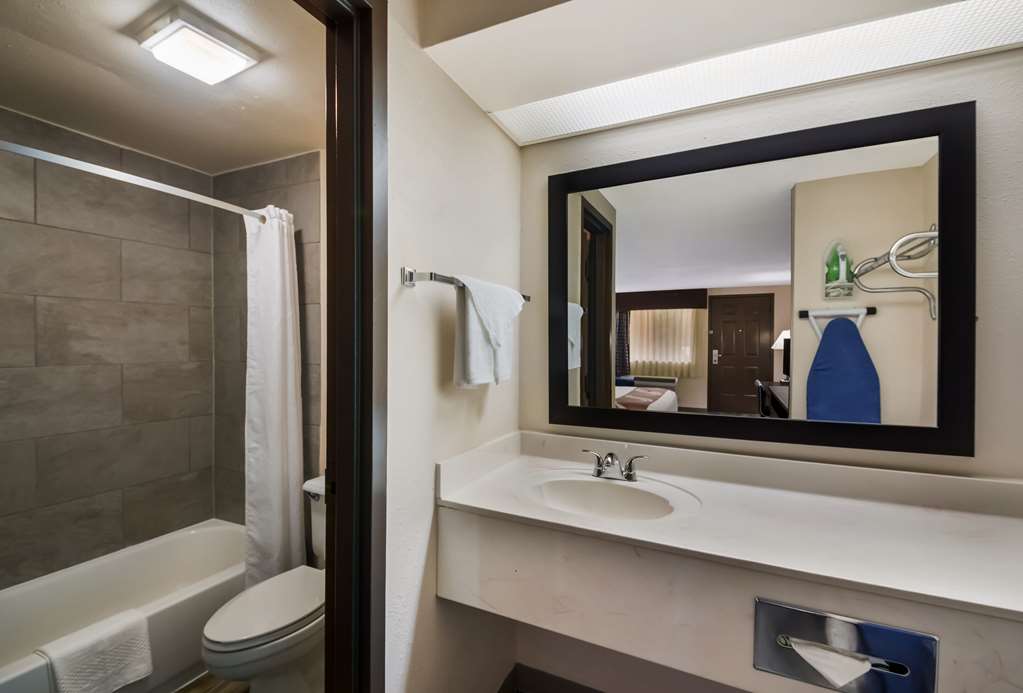 QUALITY INN & SUITES ROUND ROCK-AUS-guestroom-Guest Room,Bathroom,On-Site.jpg
