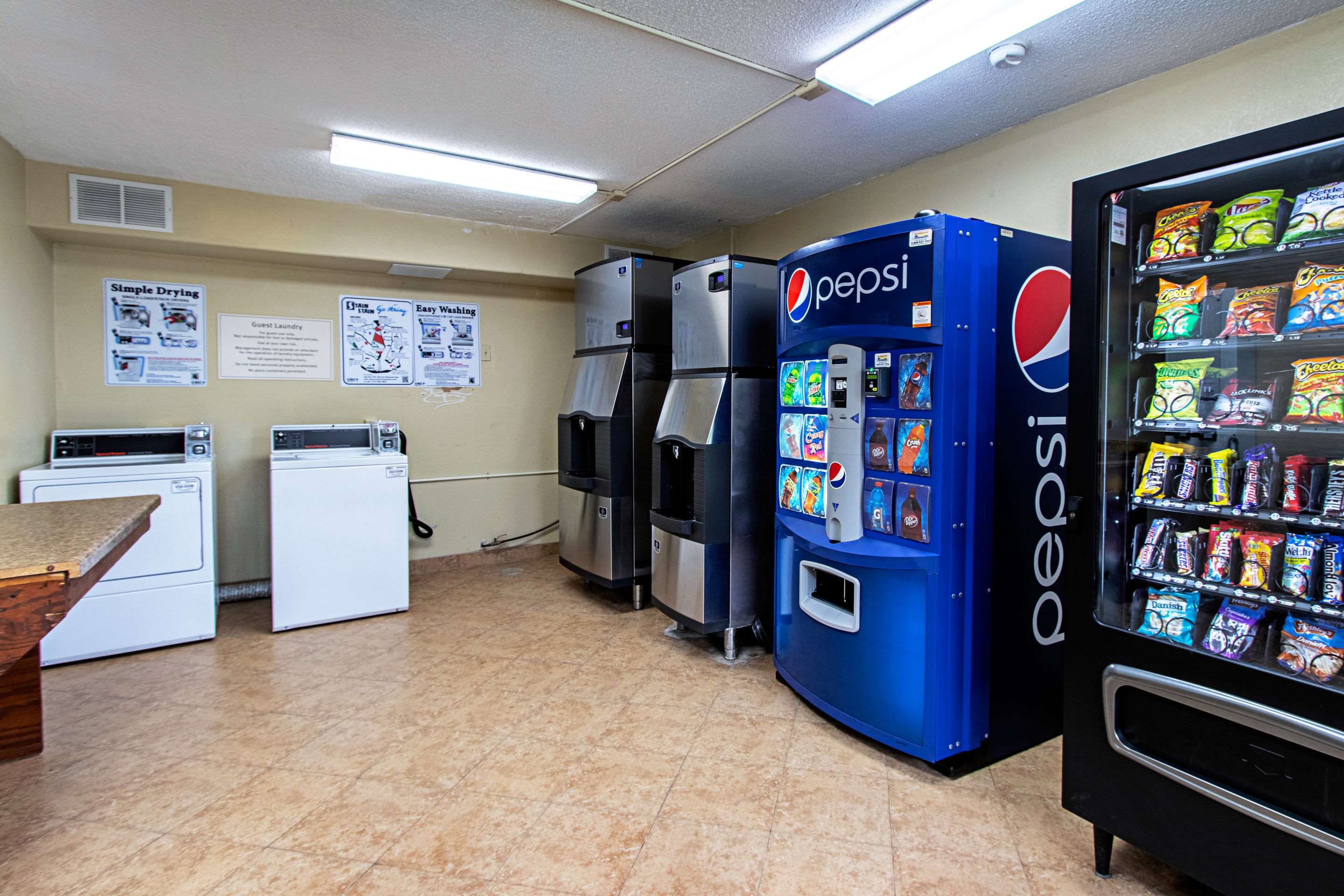 Hotel vending area | Econo Lodge Kingsville