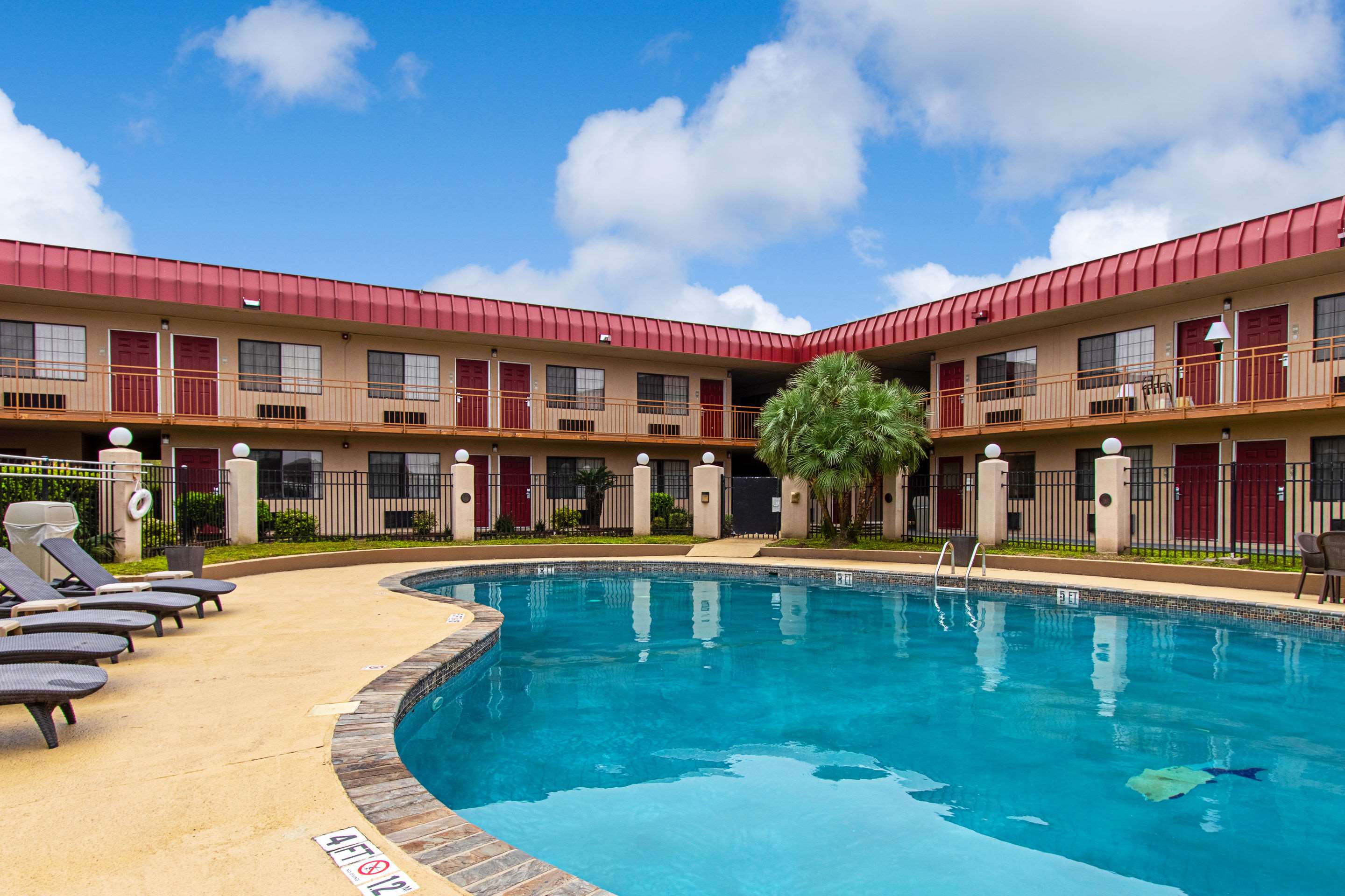 Outdoor pool | Econo Lodge Kingsville