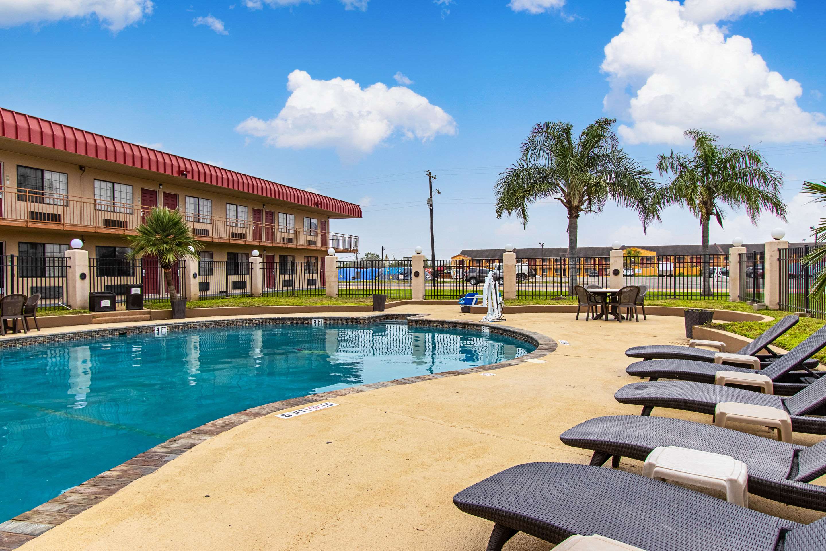 Outdoor pool | Econo Lodge Kingsville