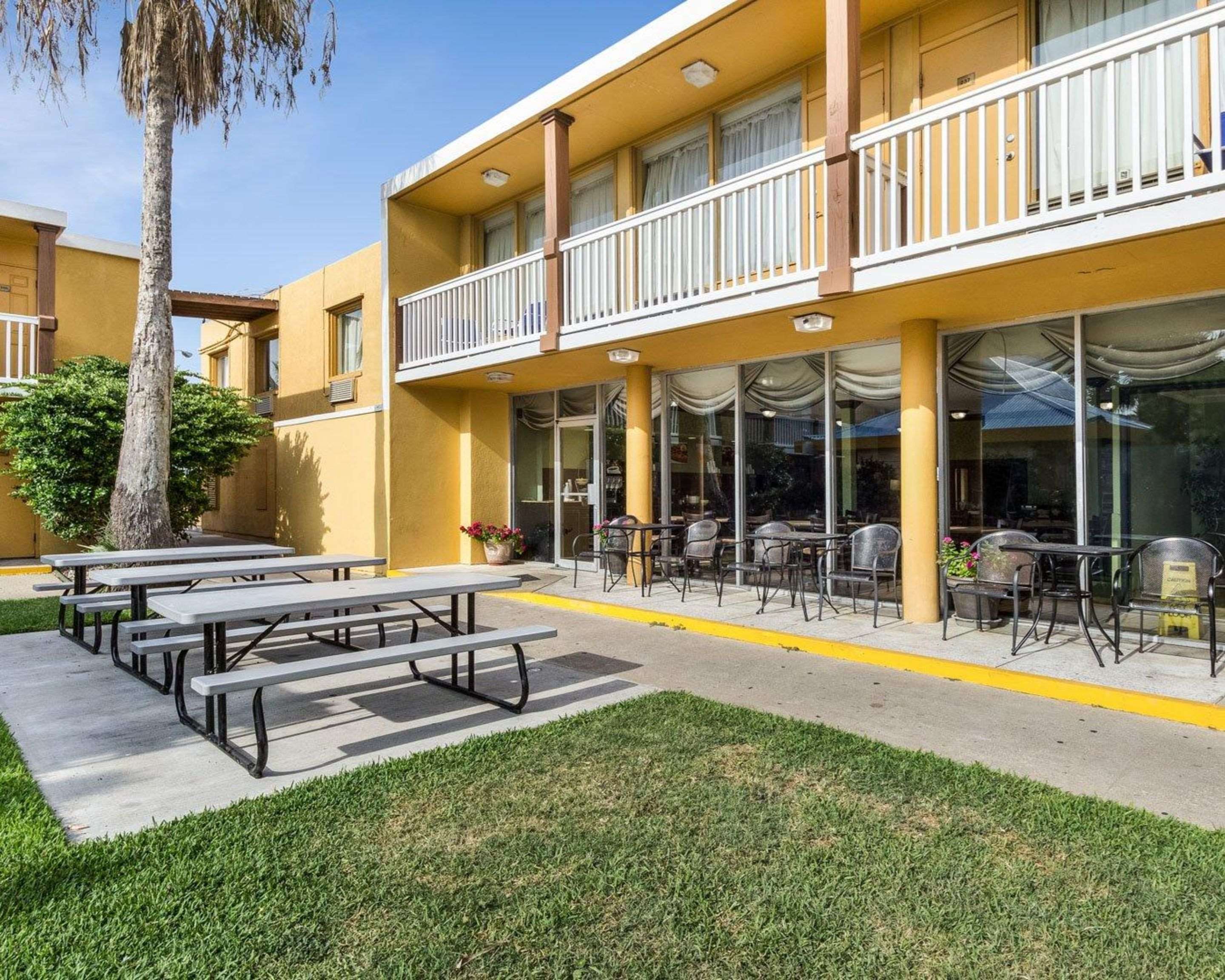 Picnic area | Quality Inn & Suites Corpus Christi