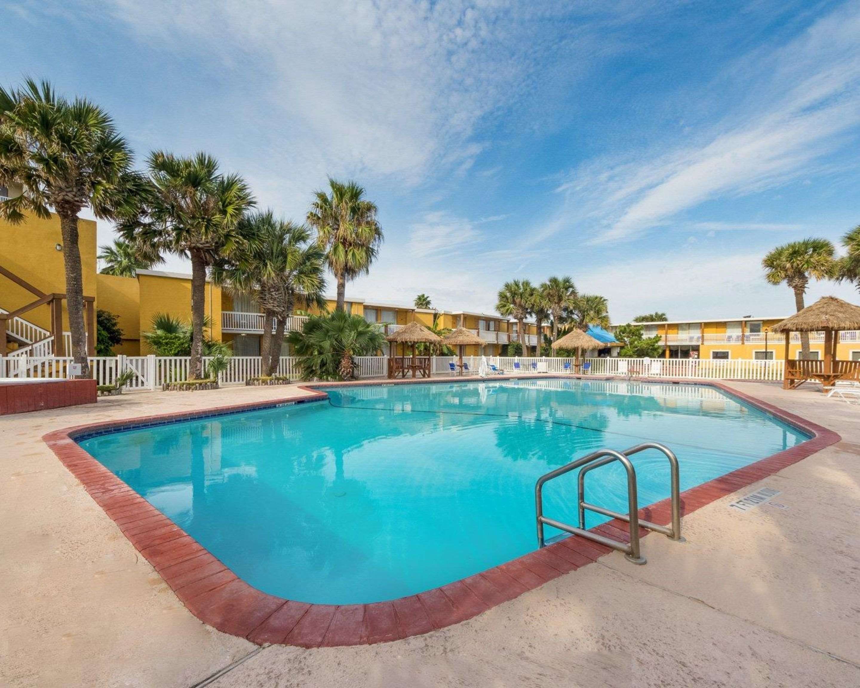 Outdoor pool with hot tub and sundeck | Quality Inn & Suites Corpus Christi