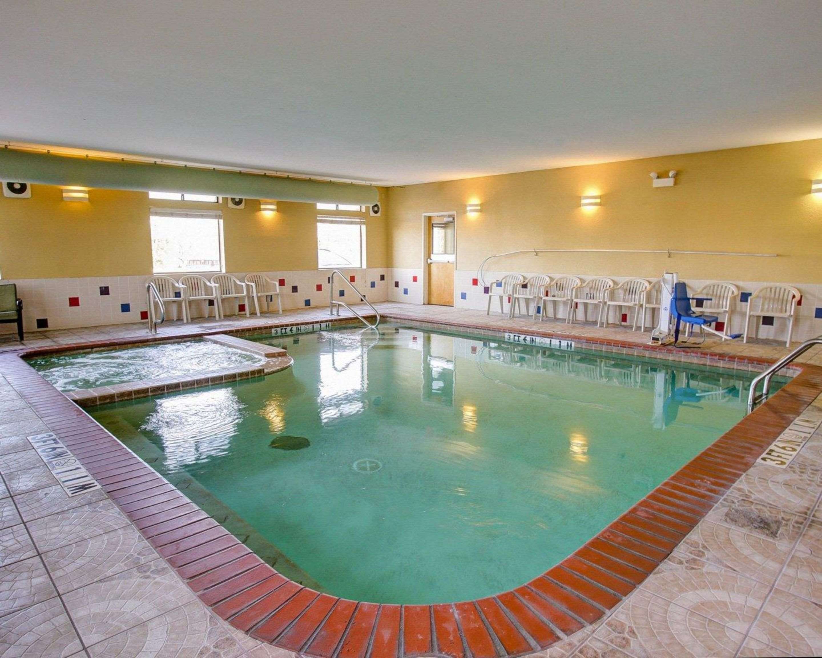 Indoor pool with hot tub | Comfort Suites Brenham
