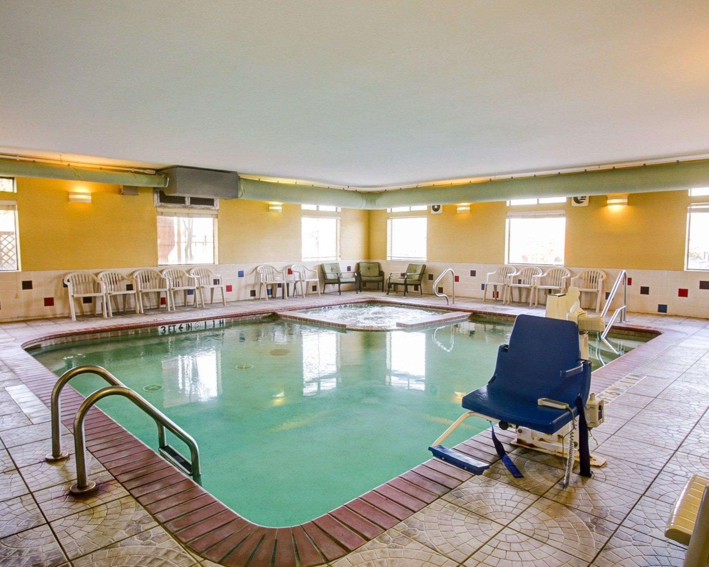 Indoor pool with hot tub | Comfort Suites Brenham