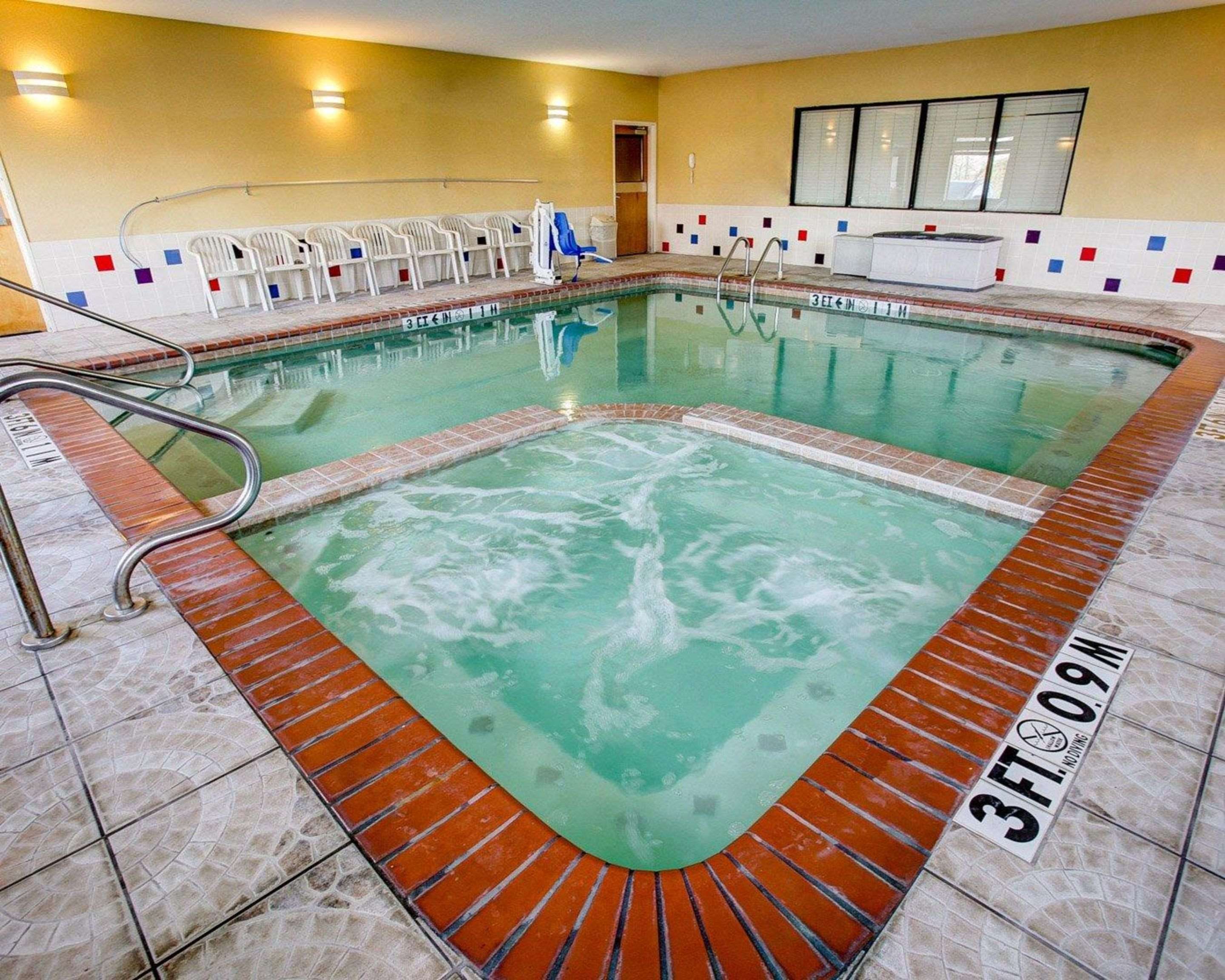 Indoor pool with hot tub | Comfort Suites Brenham
