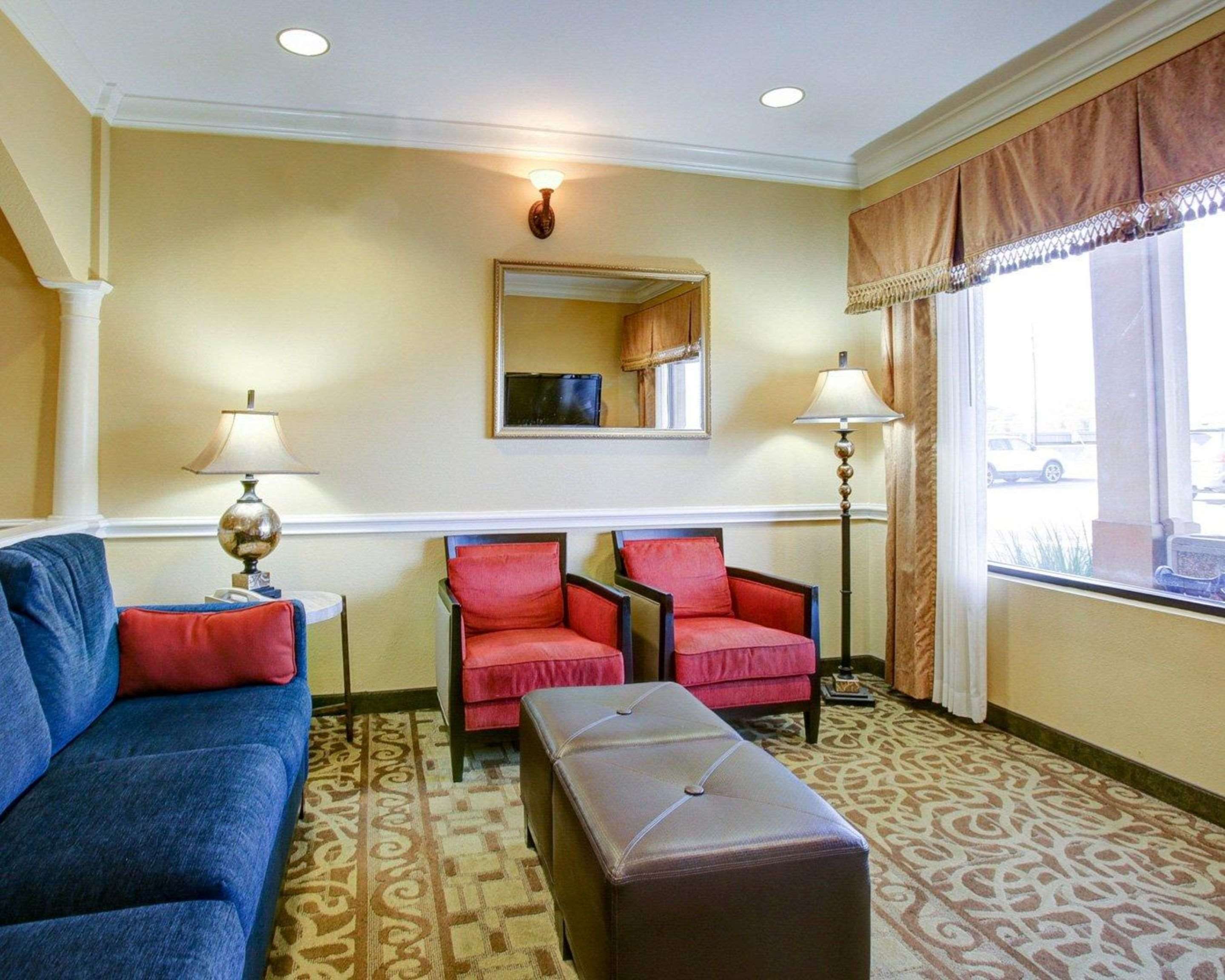 Lobby with sitting area | Comfort Suites Brenham