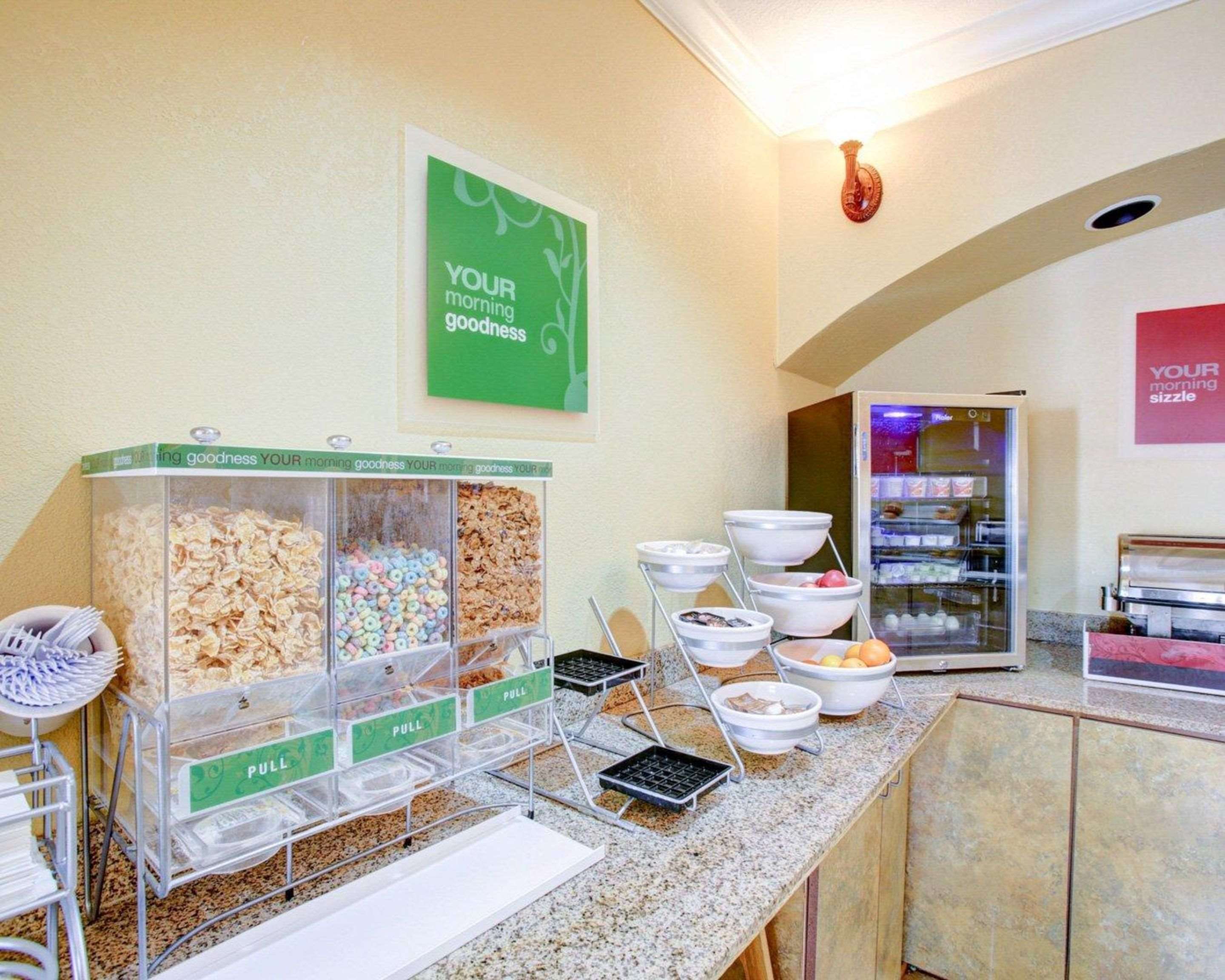 Breakfast area | Comfort Suites Brenham