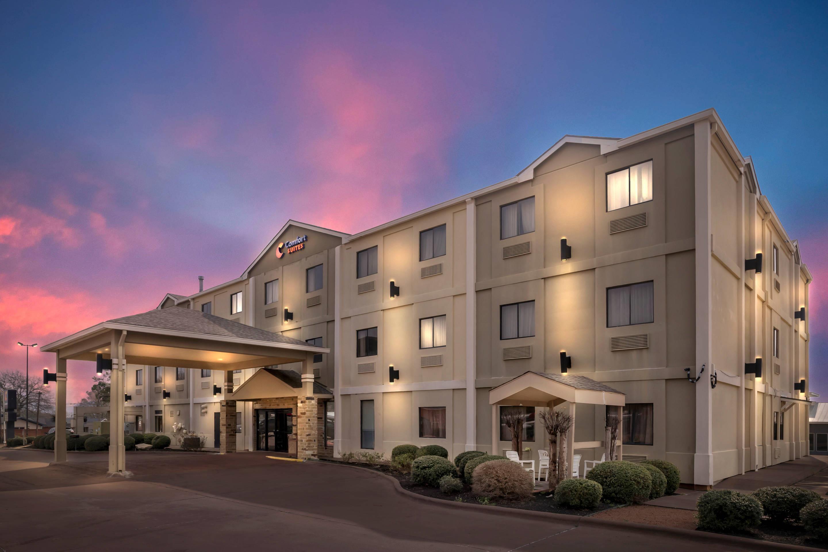Hotel at Night | Comfort Suites Brenham
