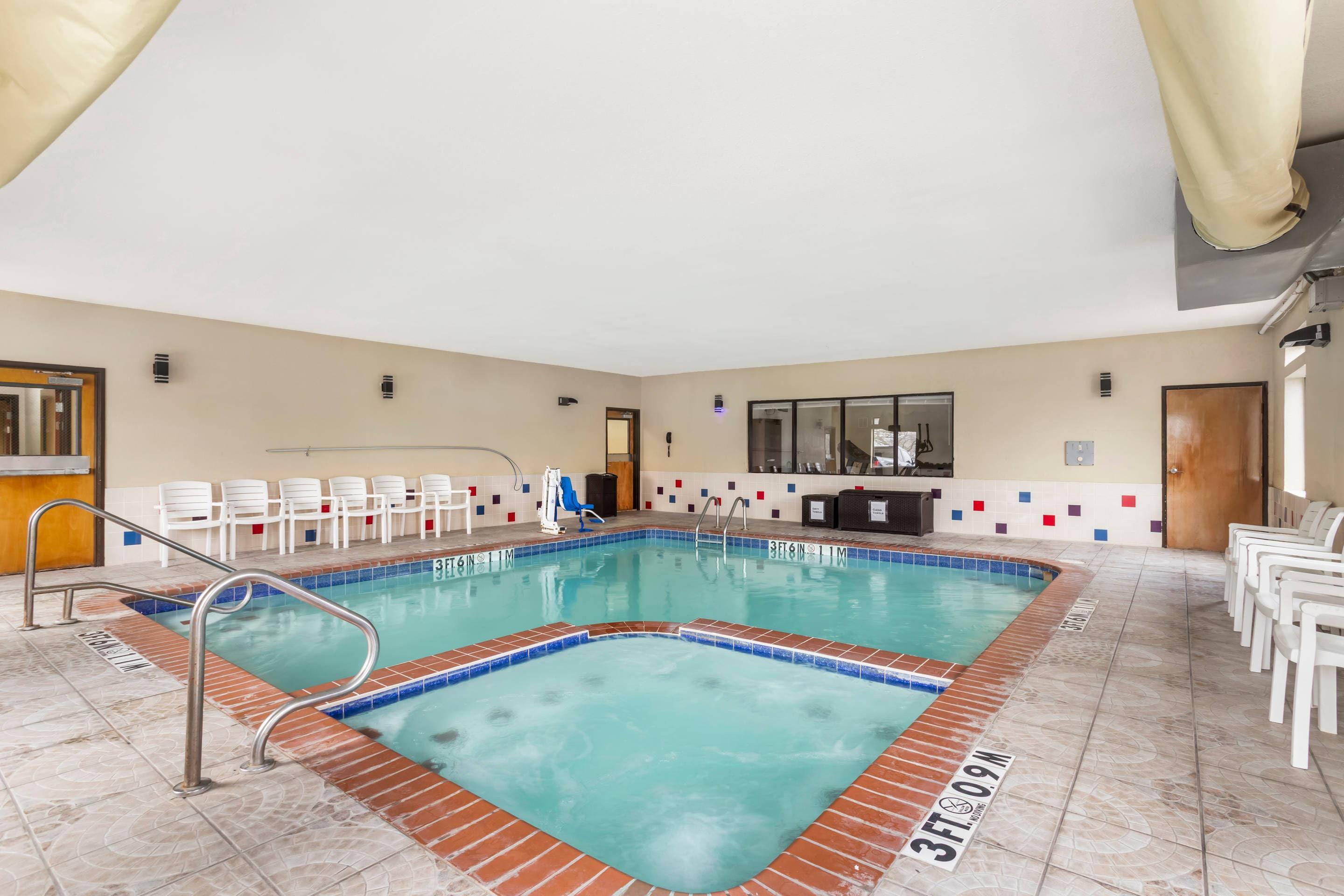 Indoor pool | Comfort Suites Brenham