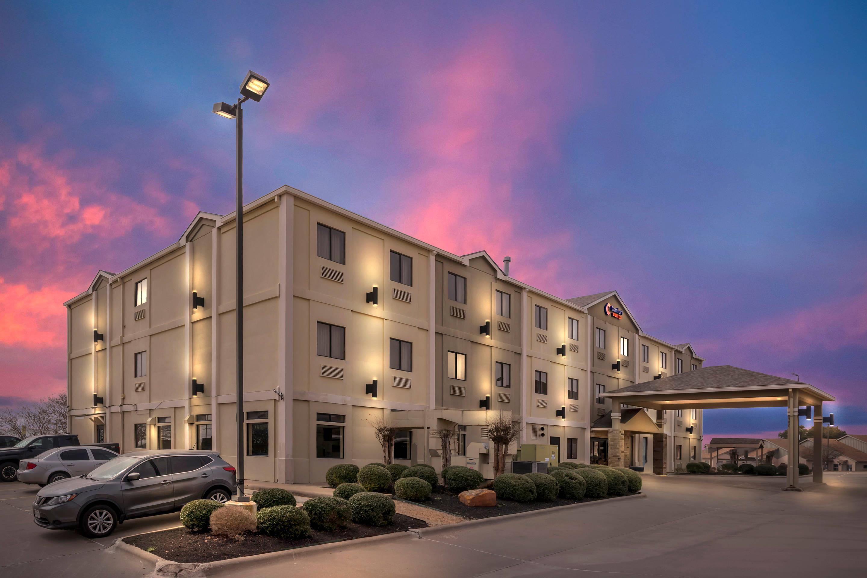 Hotel at Night | Comfort Suites Brenham