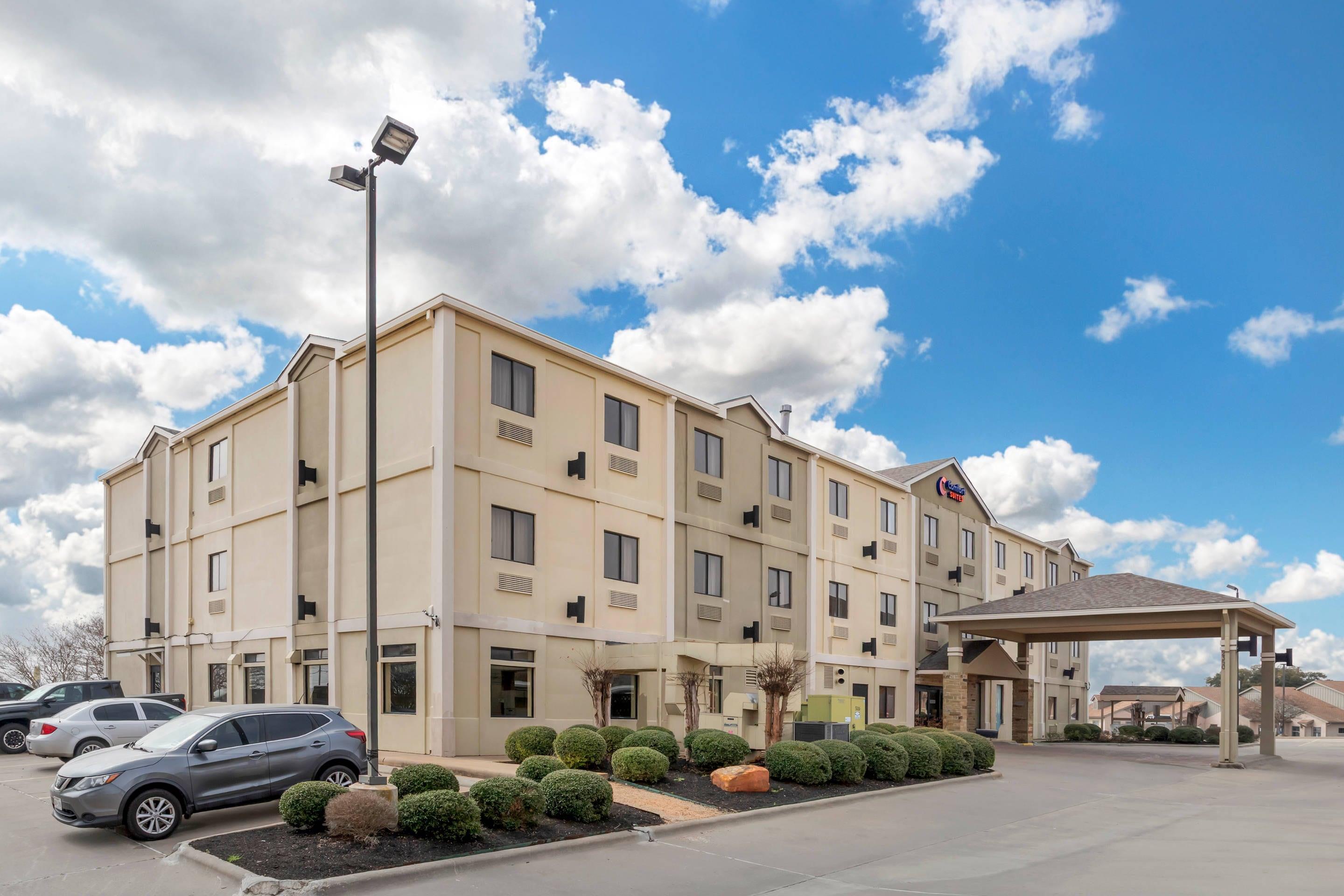 Hotel exterior | Comfort Suites Brenham