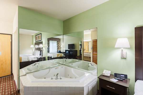 Suite - Quality Inn SeaWorld San Antonio
