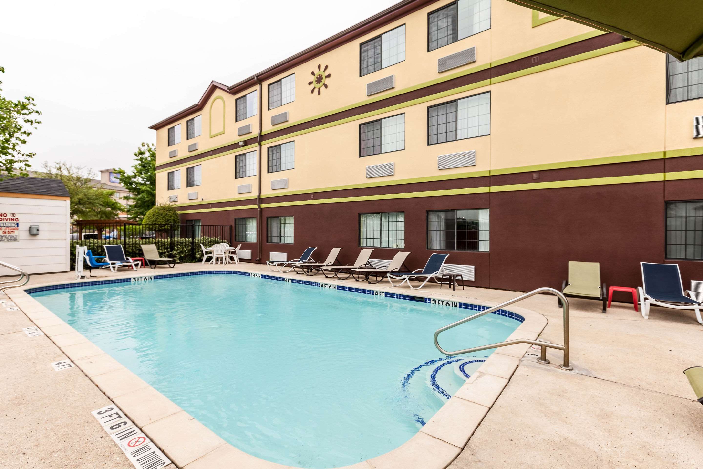Outdoor pool | Quality Inn near SeaWorld - Lackland