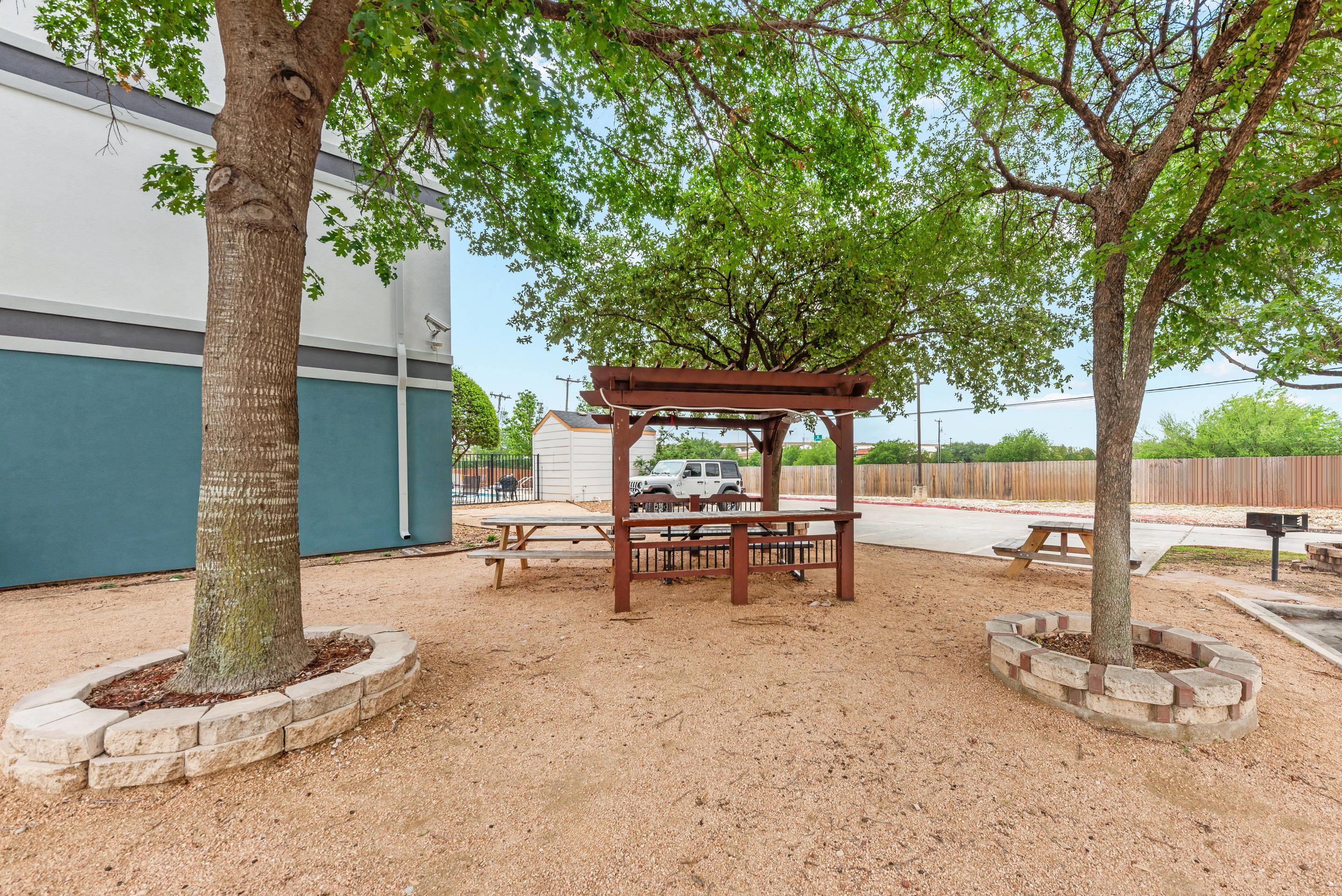 Barbecue area | Quality Inn near SeaWorld - Lackland