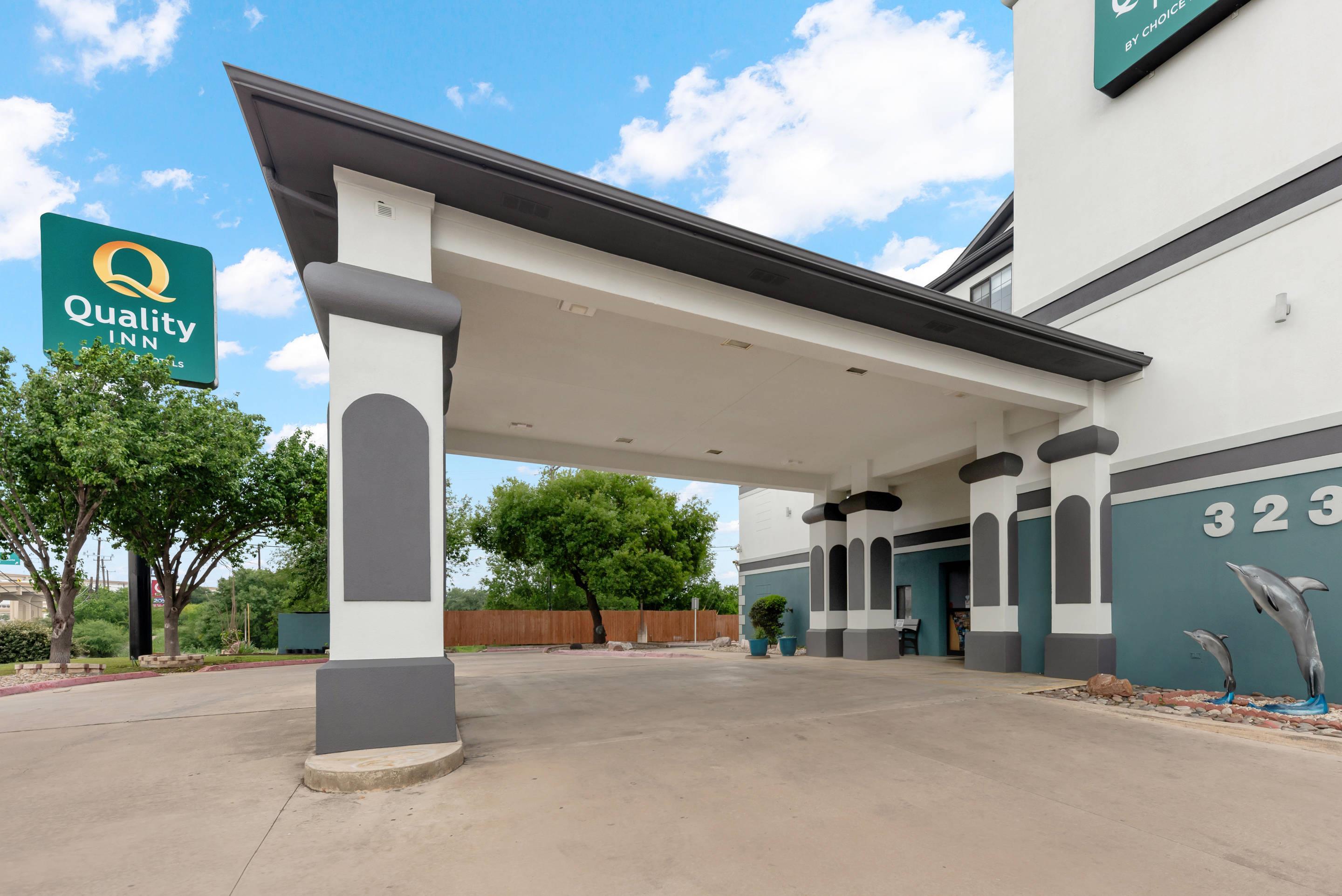 Hotel Entrance | Quality Inn near SeaWorld - Lackland