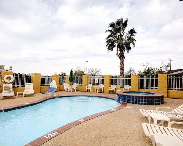 Pool - Comfort Suites University Drive College Station