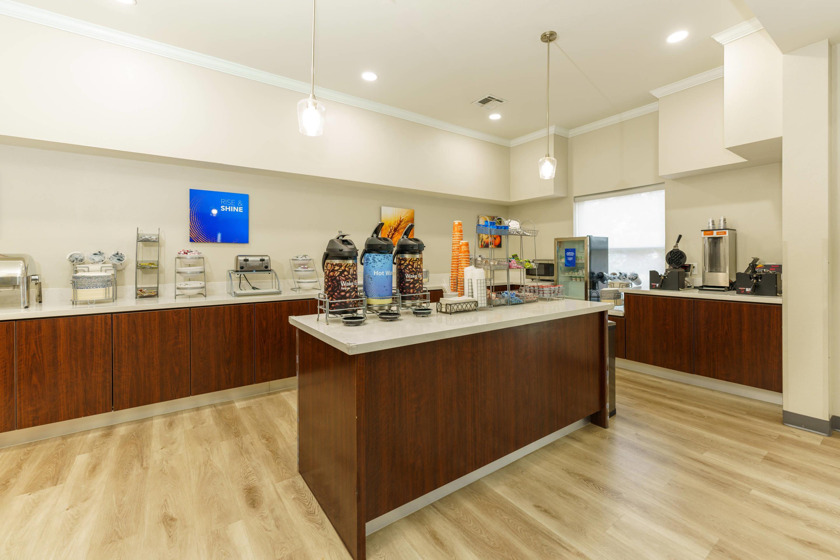 Breakfast area | Comfort Suites University Drive