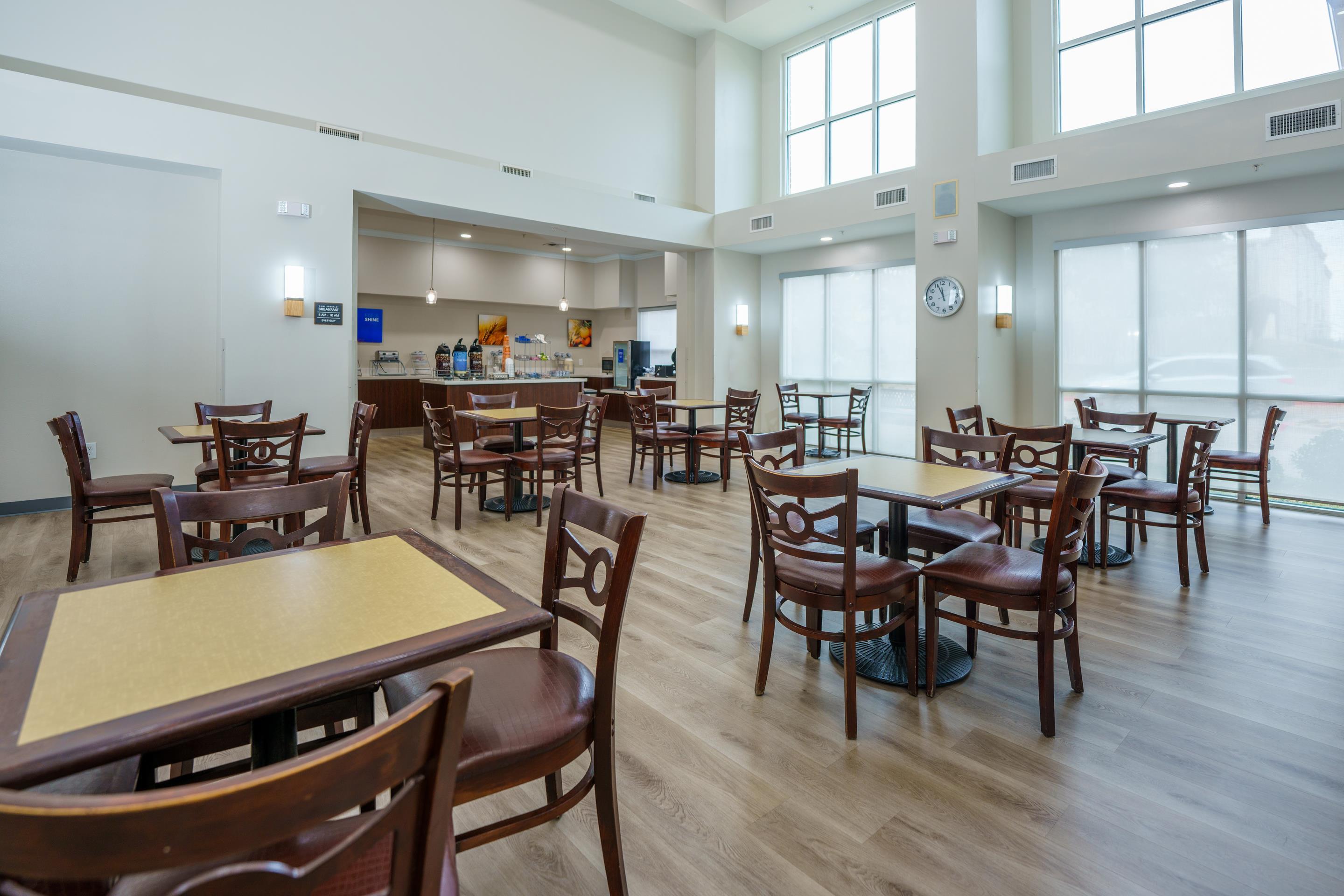 Breakfast area | Comfort Suites University Drive