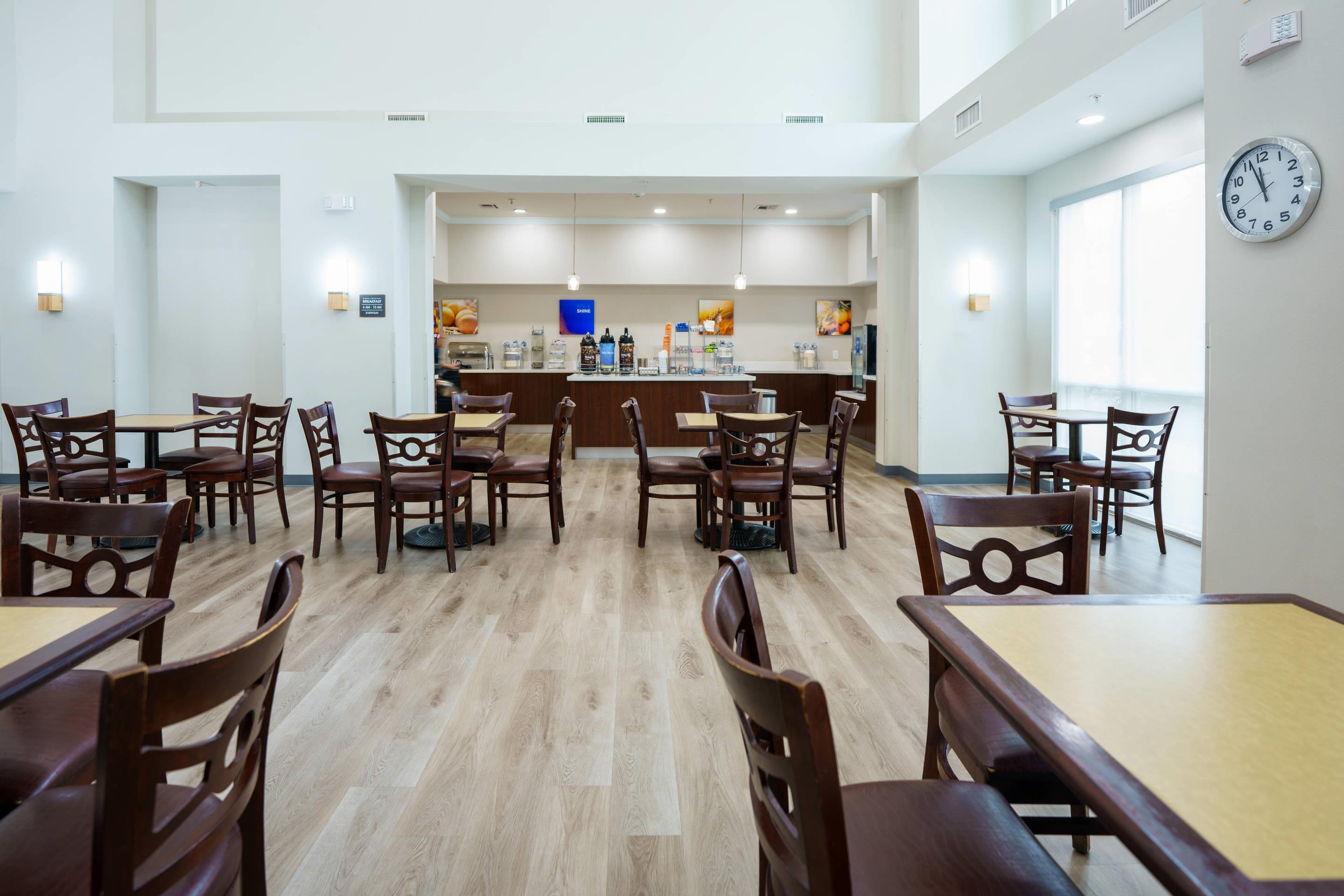 Breakfast area | Comfort Suites University Drive